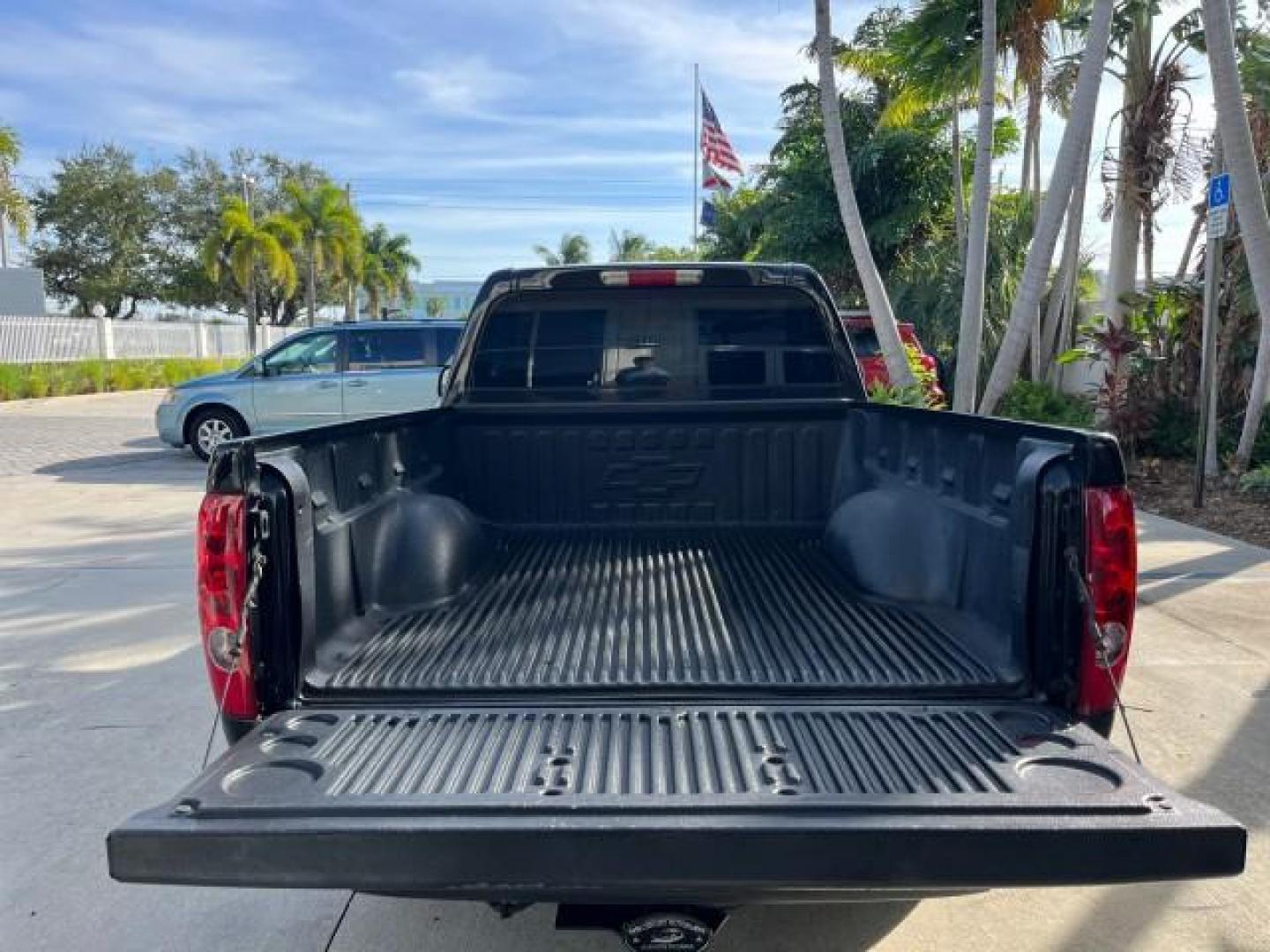 2006 Black /Light Cashmere Chevrolet Colorado 1 FL LS LOW MILES 53,797 (1GCCS148368) with an 2.8L DOHC 4-Cyl MFI Engine engine, Manual transmission, located at 4701 North Dixie Hwy, Pompano Beach, FL, 33064, (954) 422-2889, 26.240938, -80.123474 - OUR WEBPAGE FLORIDACARS1.COM HAS OVER 100 PHOTOS AND FREE CARFAX LINK 2006 CHEVROLET COLORADO WORK TRUCK ROAD READY WORK READY VIN: 1GCCS148368250775 NO ACCIDENTS 2.8L I4 PICKUP 1 OWNER FLORIDA 2.8L I4 F LOW MILES 53,797 25 MPG GASOLINE 6.1 FT BED LENGHT REAR WHEEL DRIVE MANUAL 5 SERVICE RECORDS 6.1 - Photo#51
