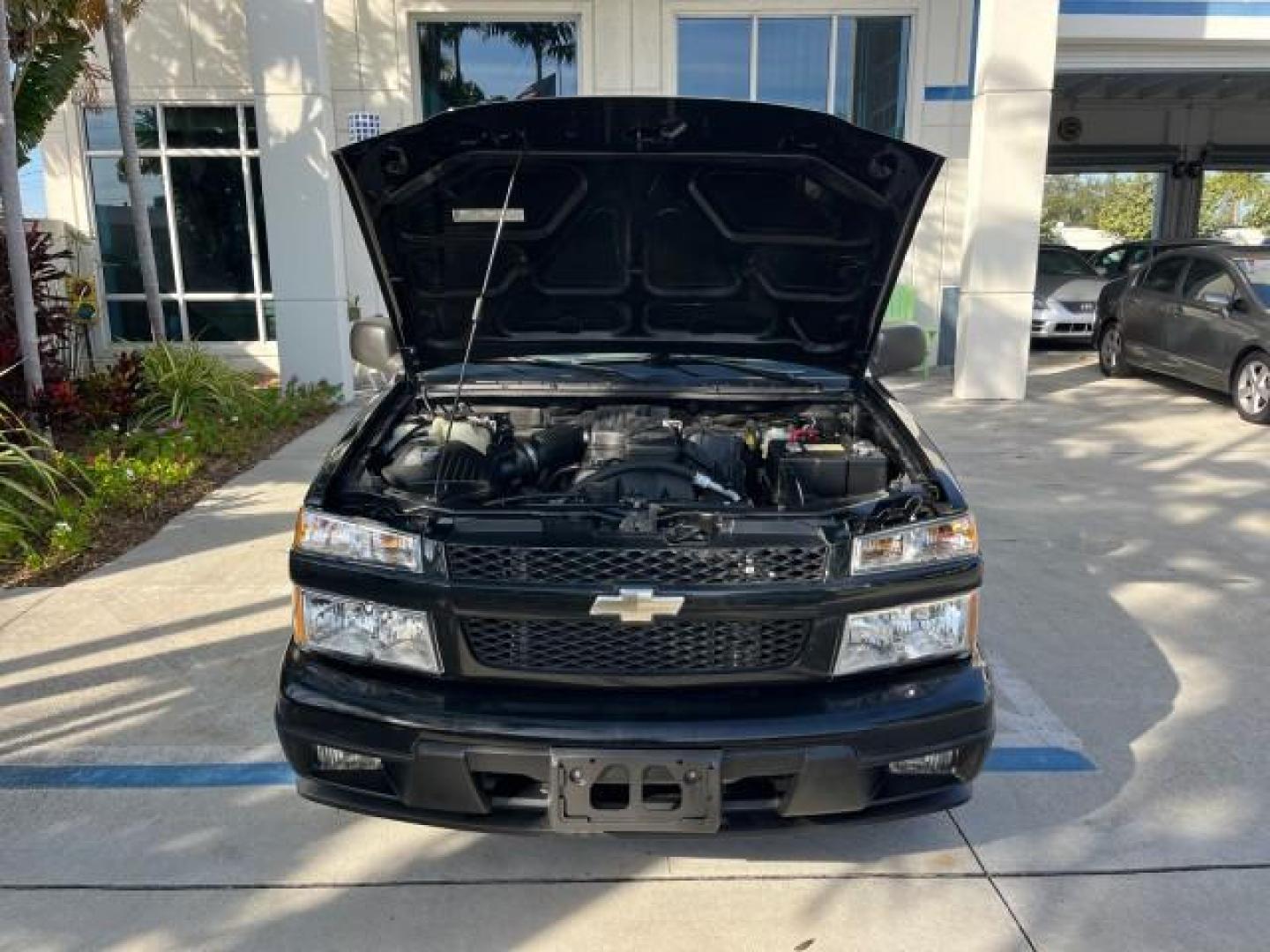 2006 Black /Light Cashmere Chevrolet Colorado 1 FL LS LOW MILES 53,797 (1GCCS148368) with an 2.8L DOHC 4-Cyl MFI Engine engine, Manual transmission, located at 4701 North Dixie Hwy, Pompano Beach, FL, 33064, (954) 422-2889, 26.240938, -80.123474 - OUR WEBPAGE FLORIDACARS1.COM HAS OVER 100 PHOTOS AND FREE CARFAX LINK 2006 CHEVROLET COLORADO WORK TRUCK ROAD READY WORK READY VIN: 1GCCS148368250775 NO ACCIDENTS 2.8L I4 PICKUP 1 OWNER FLORIDA 2.8L I4 F LOW MILES 53,797 25 MPG GASOLINE 6.1 FT BED LENGHT REAR WHEEL DRIVE MANUAL 5 SERVICE RECORDS 6.1 - Photo#52