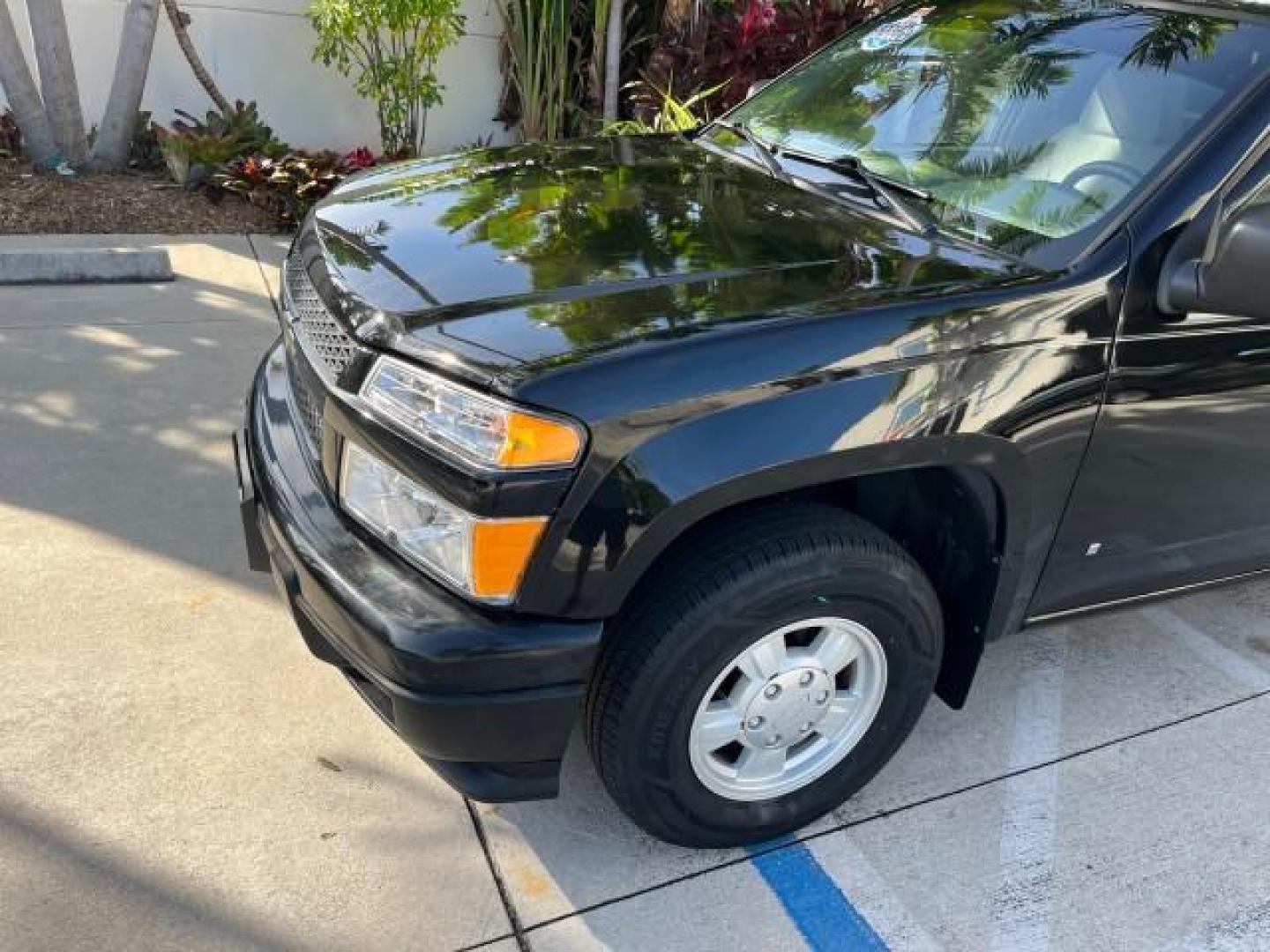 2006 Black /Light Cashmere Chevrolet Colorado 1 FL LS LOW MILES 53,797 (1GCCS148368) with an 2.8L DOHC 4-Cyl MFI Engine engine, Manual transmission, located at 4701 North Dixie Hwy, Pompano Beach, FL, 33064, (954) 422-2889, 26.240938, -80.123474 - OUR WEBPAGE FLORIDACARS1.COM HAS OVER 100 PHOTOS AND FREE CARFAX LINK 2006 CHEVROLET COLORADO WORK TRUCK ROAD READY WORK READY VIN: 1GCCS148368250775 NO ACCIDENTS 2.8L I4 PICKUP 1 OWNER FLORIDA 2.8L I4 F LOW MILES 53,797 25 MPG GASOLINE 6.1 FT BED LENGHT REAR WHEEL DRIVE MANUAL 5 SERVICE RECORDS 6.1 - Photo#72