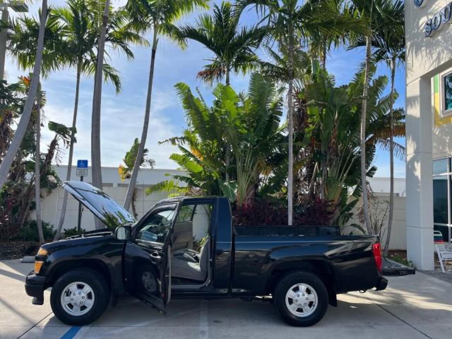 2006 Black /Light Cashmere Chevrolet Colorado 1 FL LS LOW MILES 53,797 (1GCCS148368) with an 2.8L DOHC 4-Cyl MFI Engine engine, Manual transmission, located at 4701 North Dixie Hwy, Pompano Beach, FL, 33064, (954) 422-2889, 26.240938, -80.123474 - OUR WEBPAGE FLORIDACARS1.COM HAS OVER 100 PHOTOS AND FREE CARFAX LINK 2006 CHEVROLET COLORADO WORK TRUCK ROAD READY WORK READY VIN: 1GCCS148368250775 NO ACCIDENTS 2.8L I4 PICKUP 1 OWNER FLORIDA 2.8L I4 F LOW MILES 53,797 25 MPG GASOLINE 6.1 FT BED LENGHT REAR WHEEL DRIVE MANUAL 5 SERVICE RECORDS 6.1 - Photo#8