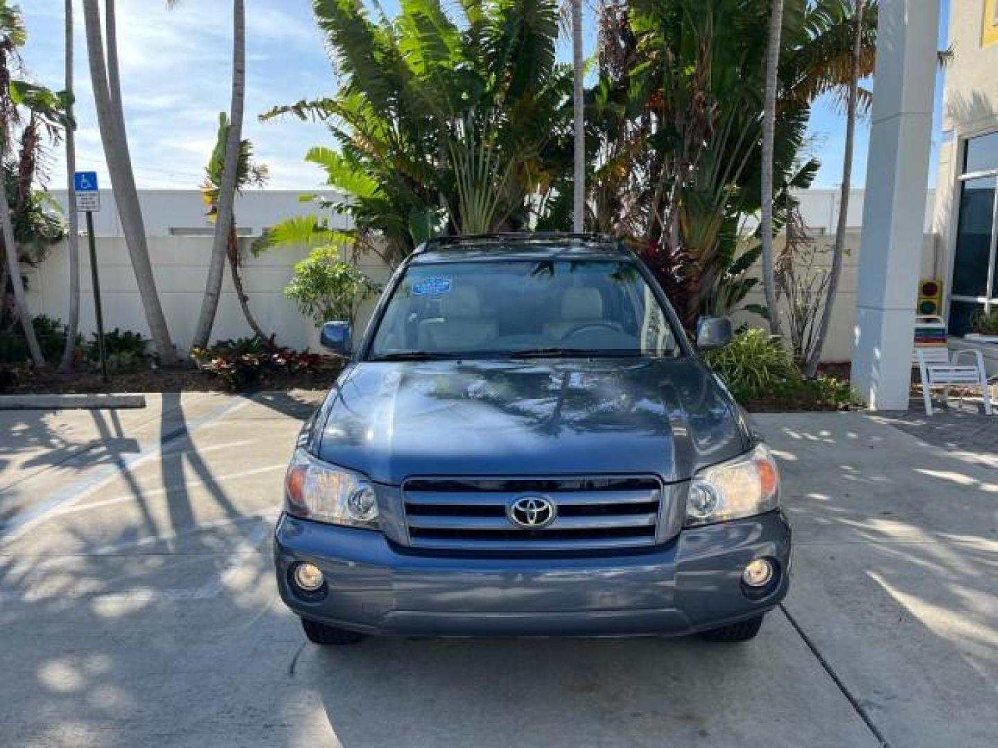 2005 Bluestone Metallic /Ivory Toyota Highlander FL LOW MILES 39,779 (JTEDP21A150) with an 3.3L DOHC SFI 24-Valve VVT-i V6 Engine engine, Automatic transmission, located at 4701 North Dixie Hwy, Pompano Beach, FL, 33064, (954) 422-2889, 26.240938, -80.123474 - OUR WEBPAGE FLORIDACARS1.COM HAS OVER 100 PHOTOS AND FREE CARFAX LINK 2005 TOYOTA HIGHLANDER ROAD READY 3.3L V6 VIN: JTEDP21A150075101 NO ACCIDENTS 25 MPG 4 DOOR WAGON/SPORT UTILITY NO RECALLS SUNROOF 3.3L V6 F DOHC 24V FLORIDA OWNER GASOLINE LOW MILES 39,779 FRONT WHEEL DRIVE 6 SERVICE RECORDS Auto - Photo#2