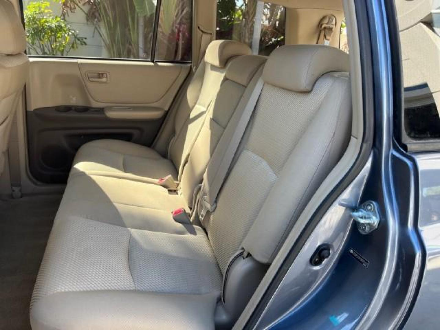 2005 Bluestone Metallic /Ivory Toyota Highlander FL LOW MILES 39,779 (JTEDP21A150) with an 3.3L DOHC SFI 24-Valve VVT-i V6 Engine engine, Automatic transmission, located at 4701 North Dixie Hwy, Pompano Beach, FL, 33064, (954) 422-2889, 26.240938, -80.123474 - OUR WEBPAGE FLORIDACARS1.COM HAS OVER 100 PHOTOS AND FREE CARFAX LINK 2005 TOYOTA HIGHLANDER ROAD READY 3.3L V6 VIN: JTEDP21A150075101 NO ACCIDENTS 25 MPG 4 DOOR WAGON/SPORT UTILITY NO RECALLS SUNROOF 3.3L V6 F DOHC 24V FLORIDA OWNER GASOLINE LOW MILES 39,779 FRONT WHEEL DRIVE 6 SERVICE RECORDS Auto - Photo#44