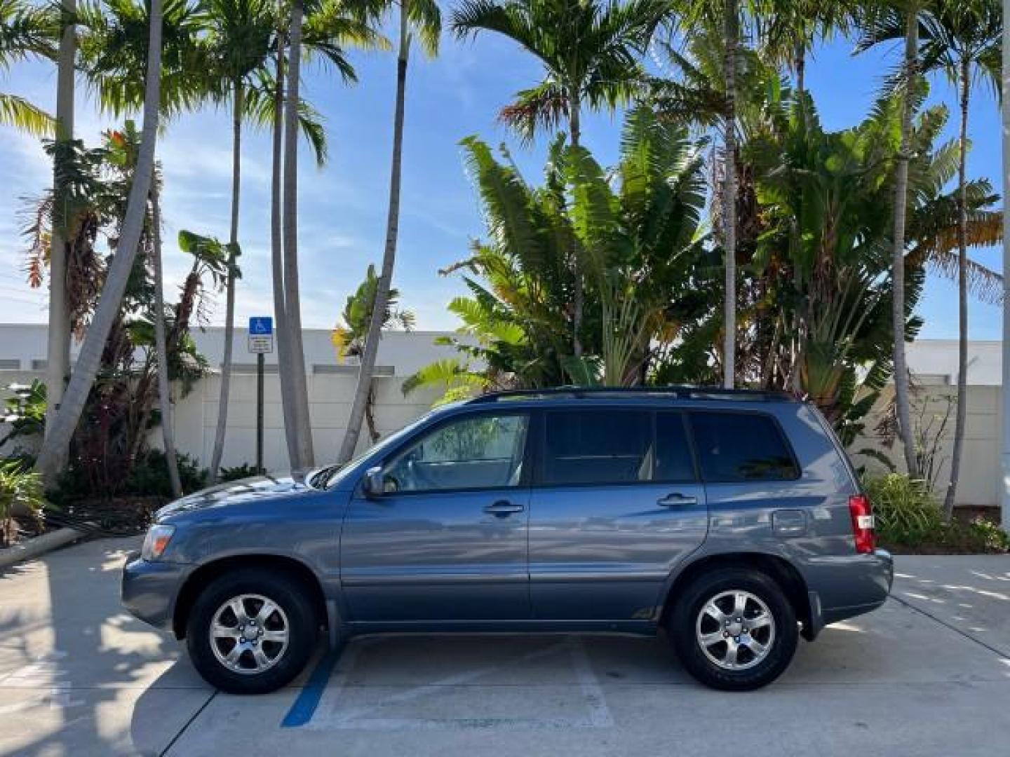 2005 Bluestone Metallic /Ivory Toyota Highlander FL LOW MILES 39,779 (JTEDP21A150) with an 3.3L DOHC SFI 24-Valve VVT-i V6 Engine engine, Automatic transmission, located at 4701 North Dixie Hwy, Pompano Beach, FL, 33064, (954) 422-2889, 26.240938, -80.123474 - OUR WEBPAGE FLORIDACARS1.COM HAS OVER 100 PHOTOS AND FREE CARFAX LINK 2005 TOYOTA HIGHLANDER ROAD READY 3.3L V6 VIN: JTEDP21A150075101 NO ACCIDENTS 25 MPG 4 DOOR WAGON/SPORT UTILITY NO RECALLS SUNROOF 3.3L V6 F DOHC 24V FLORIDA OWNER GASOLINE LOW MILES 39,779 FRONT WHEEL DRIVE 6 SERVICE RECORDS Auto - Photo#4