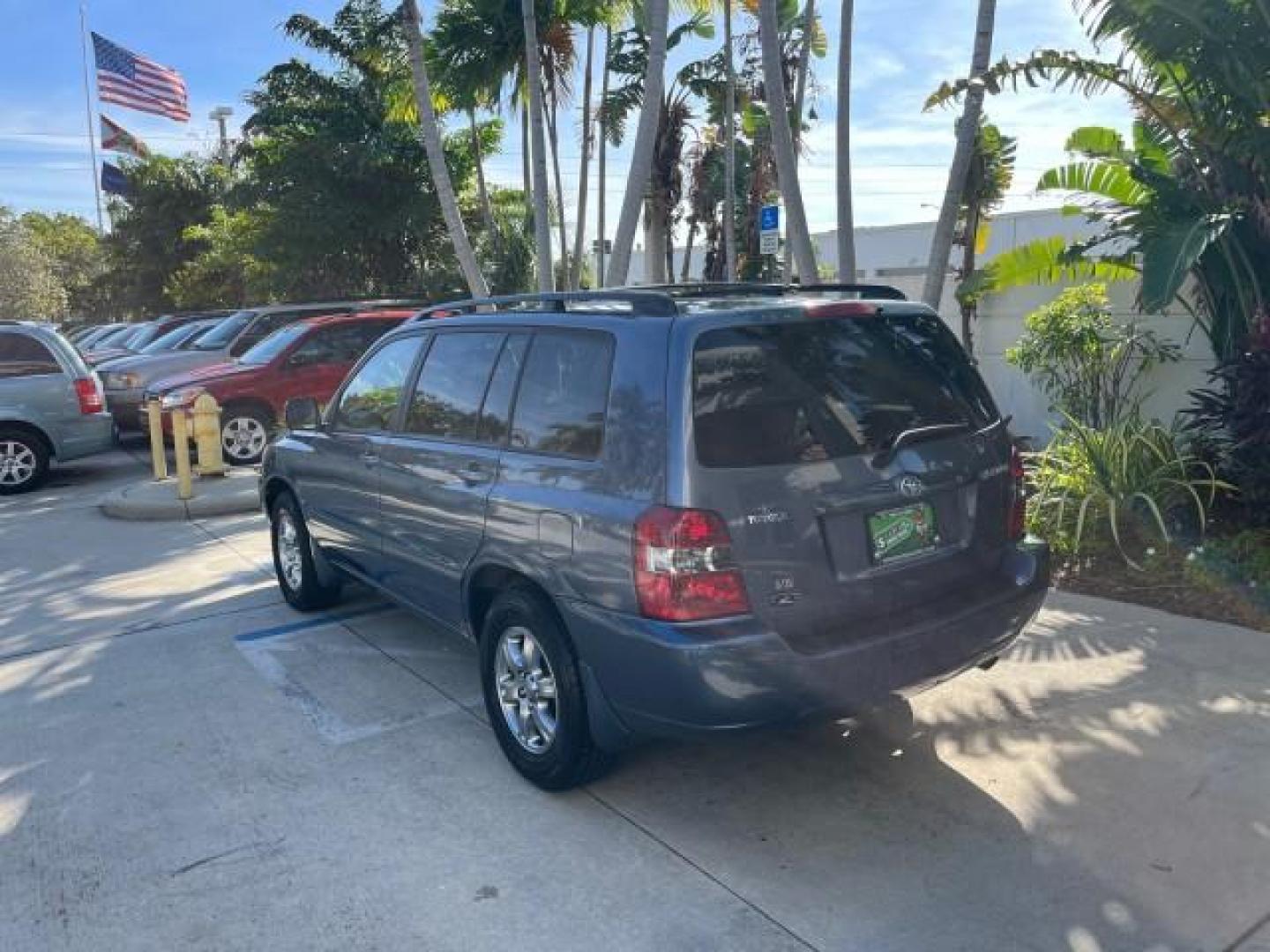 2005 Bluestone Metallic /Ivory Toyota Highlander FL LOW MILES 39,779 (JTEDP21A150) with an 3.3L DOHC SFI 24-Valve VVT-i V6 Engine engine, Automatic transmission, located at 4701 North Dixie Hwy, Pompano Beach, FL, 33064, (954) 422-2889, 26.240938, -80.123474 - OUR WEBPAGE FLORIDACARS1.COM HAS OVER 100 PHOTOS AND FREE CARFAX LINK 2005 TOYOTA HIGHLANDER ROAD READY 3.3L V6 VIN: JTEDP21A150075101 NO ACCIDENTS 25 MPG 4 DOOR WAGON/SPORT UTILITY NO RECALLS SUNROOF 3.3L V6 F DOHC 24V FLORIDA OWNER GASOLINE LOW MILES 39,779 FRONT WHEEL DRIVE 6 SERVICE RECORDS Auto - Photo#5