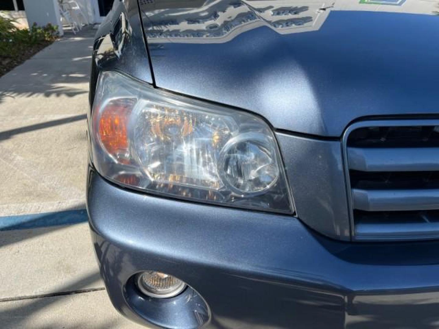 2005 Bluestone Metallic /Ivory Toyota Highlander FL LOW MILES 39,779 (JTEDP21A150) with an 3.3L DOHC SFI 24-Valve VVT-i V6 Engine engine, Automatic transmission, located at 4701 North Dixie Hwy, Pompano Beach, FL, 33064, (954) 422-2889, 26.240938, -80.123474 - OUR WEBPAGE FLORIDACARS1.COM HAS OVER 100 PHOTOS AND FREE CARFAX LINK 2005 TOYOTA HIGHLANDER ROAD READY 3.3L V6 VIN: JTEDP21A150075101 NO ACCIDENTS 25 MPG 4 DOOR WAGON/SPORT UTILITY NO RECALLS SUNROOF 3.3L V6 F DOHC 24V FLORIDA OWNER GASOLINE LOW MILES 39,779 FRONT WHEEL DRIVE 6 SERVICE RECORDS Auto - Photo#89