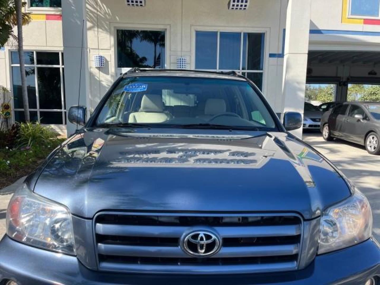 2005 Bluestone Metallic /Ivory Toyota Highlander FL LOW MILES 39,779 (JTEDP21A150) with an 3.3L DOHC SFI 24-Valve VVT-i V6 Engine engine, Automatic transmission, located at 4701 North Dixie Hwy, Pompano Beach, FL, 33064, (954) 422-2889, 26.240938, -80.123474 - OUR WEBPAGE FLORIDACARS1.COM HAS OVER 100 PHOTOS AND FREE CARFAX LINK 2005 TOYOTA HIGHLANDER ROAD READY 3.3L V6 VIN: JTEDP21A150075101 NO ACCIDENTS 25 MPG 4 DOOR WAGON/SPORT UTILITY NO RECALLS SUNROOF 3.3L V6 F DOHC 24V FLORIDA OWNER GASOLINE LOW MILES 39,779 FRONT WHEEL DRIVE 6 SERVICE RECORDS Auto - Photo#91