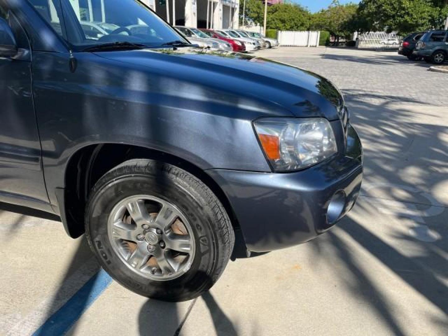 2005 Bluestone Metallic /Ivory Toyota Highlander FL LOW MILES 39,779 (JTEDP21A150) with an 3.3L DOHC SFI 24-Valve VVT-i V6 Engine engine, Automatic transmission, located at 4701 North Dixie Hwy, Pompano Beach, FL, 33064, (954) 422-2889, 26.240938, -80.123474 - OUR WEBPAGE FLORIDACARS1.COM HAS OVER 100 PHOTOS AND FREE CARFAX LINK 2005 TOYOTA HIGHLANDER ROAD READY 3.3L V6 VIN: JTEDP21A150075101 NO ACCIDENTS 25 MPG 4 DOOR WAGON/SPORT UTILITY NO RECALLS SUNROOF 3.3L V6 F DOHC 24V FLORIDA OWNER GASOLINE LOW MILES 39,779 FRONT WHEEL DRIVE 6 SERVICE RECORDS Auto - Photo#97