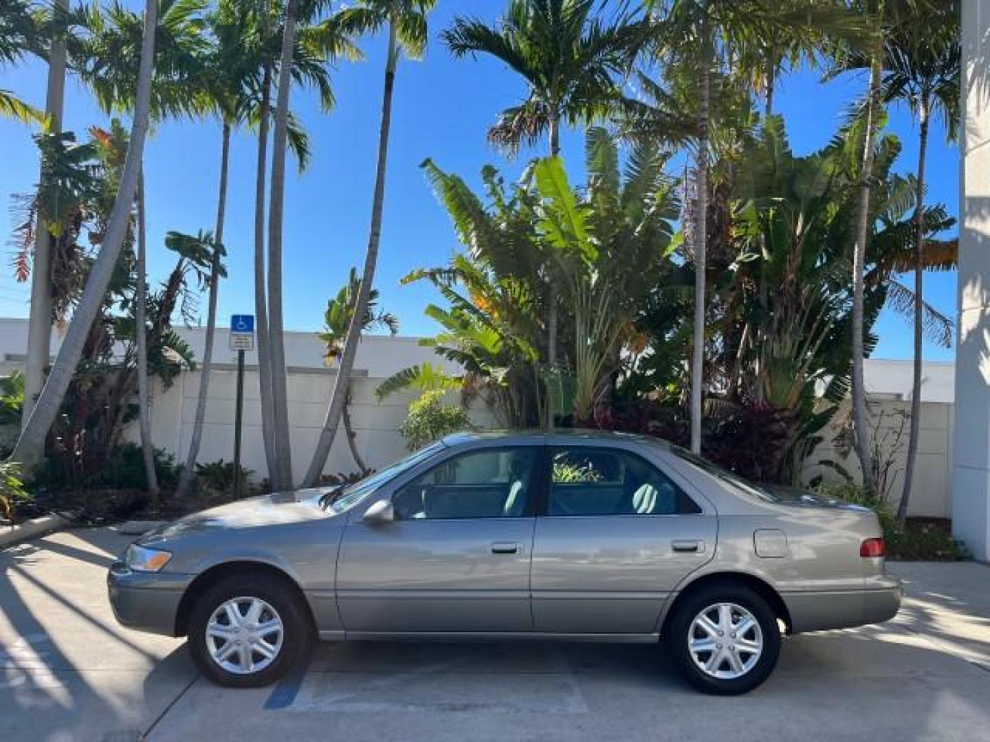 1998 Classic Green Pearl /Gray Toyota Camry FL LE LOW MILES 48,539 (JT2BF22K4W0) with an 3.0L Twin-Cam EFI 24-Valve V6 Engine engine, Automatic transmission, located at 4701 North Dixie Hwy, Pompano Beach, FL, 33064, (954) 422-2889, 26.240938, -80.123474 - OUR WEBPAGE FLORIDACARS1.COM HAS OVER 100 PHOTOS AND FREE CARFAX LINK 1998 TOYOTA CAMRY CE V6 ROAD READY 3.0L V6 VIN: JT2BF22K4W0134660 FLORIDA OWNER SEDAN 4 DR LOW MILES 48,539 3.0L V6 F DOHC 24V NO RECALLS 28 MPG GASOLINE POWER MIRRORS FRONT WHEEL DRIVE ABS Brakes Automatic Transmission Cruise Con - Photo#4