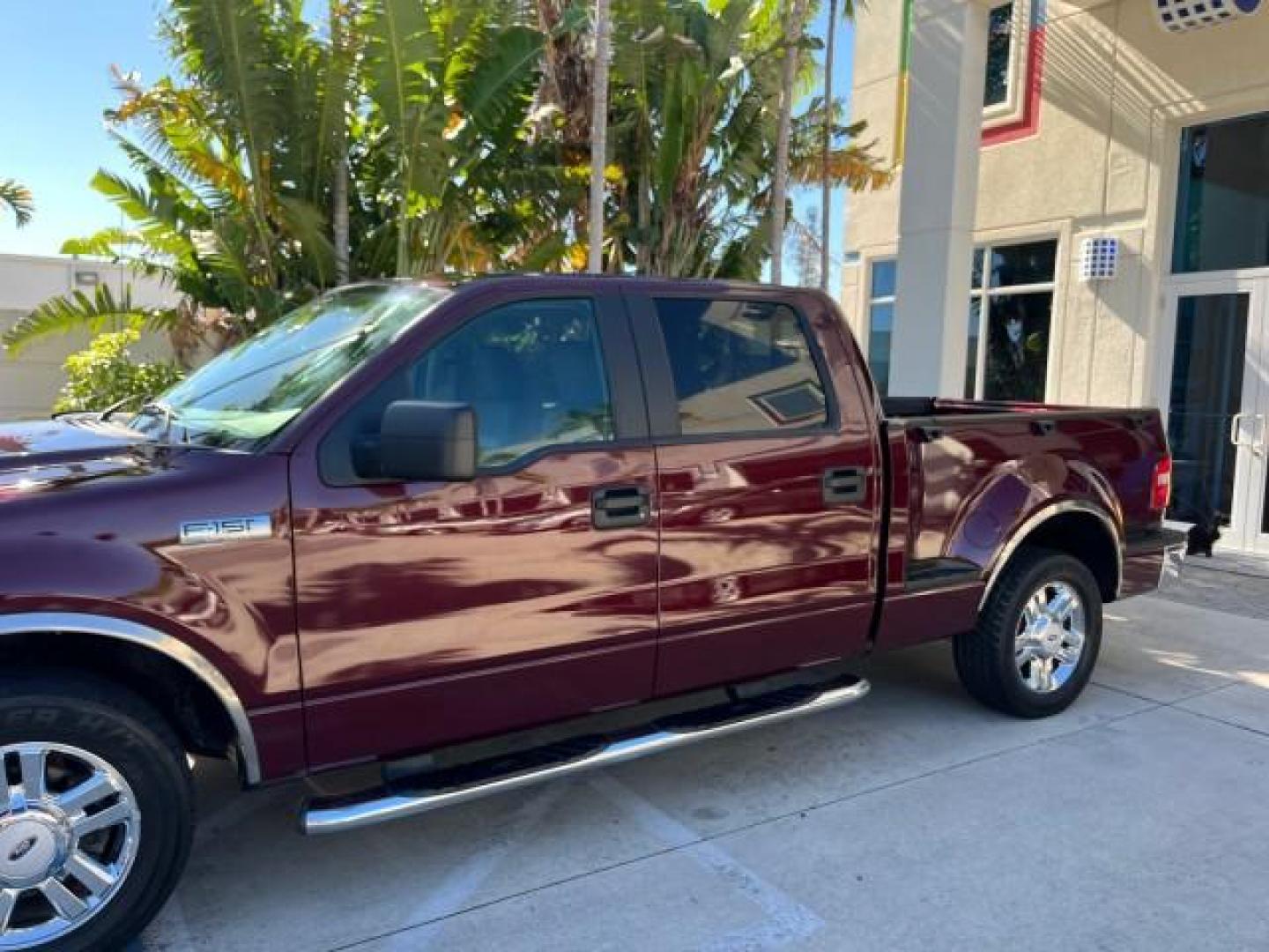 2006 Dark Toreador Red Metallic /Flint Ford F-150 1 owner XLT LOW MILES 69,808 (1FTPW02506K) with an 5.4L 3v EFI V8 Engine engine, Automatic transmission, located at 4701 North Dixie Hwy, Pompano Beach, FL, 33064, (954) 422-2889, 26.240938, -80.123474 - OUR WEBPAGE FLORIDACARS1.COM HAS OVER 100 PHOTOS AND FREE CARFAX LINK 2006 FORD F-150 XLT ROAD READY WORK READY VIN: 1FTPW02506KC69439 NO RECALLS 5.4L V8 CREW PICKUP 1 OWNER 6.6 FT BED 5.4L V8 F SOHC 9 SERVICE RECORDS GASOLINE POWER SEATS REAR WHEEL DRIVE POWER MIRRORS 6.6' Bed Length Anti-Theft Sys - Photo#99