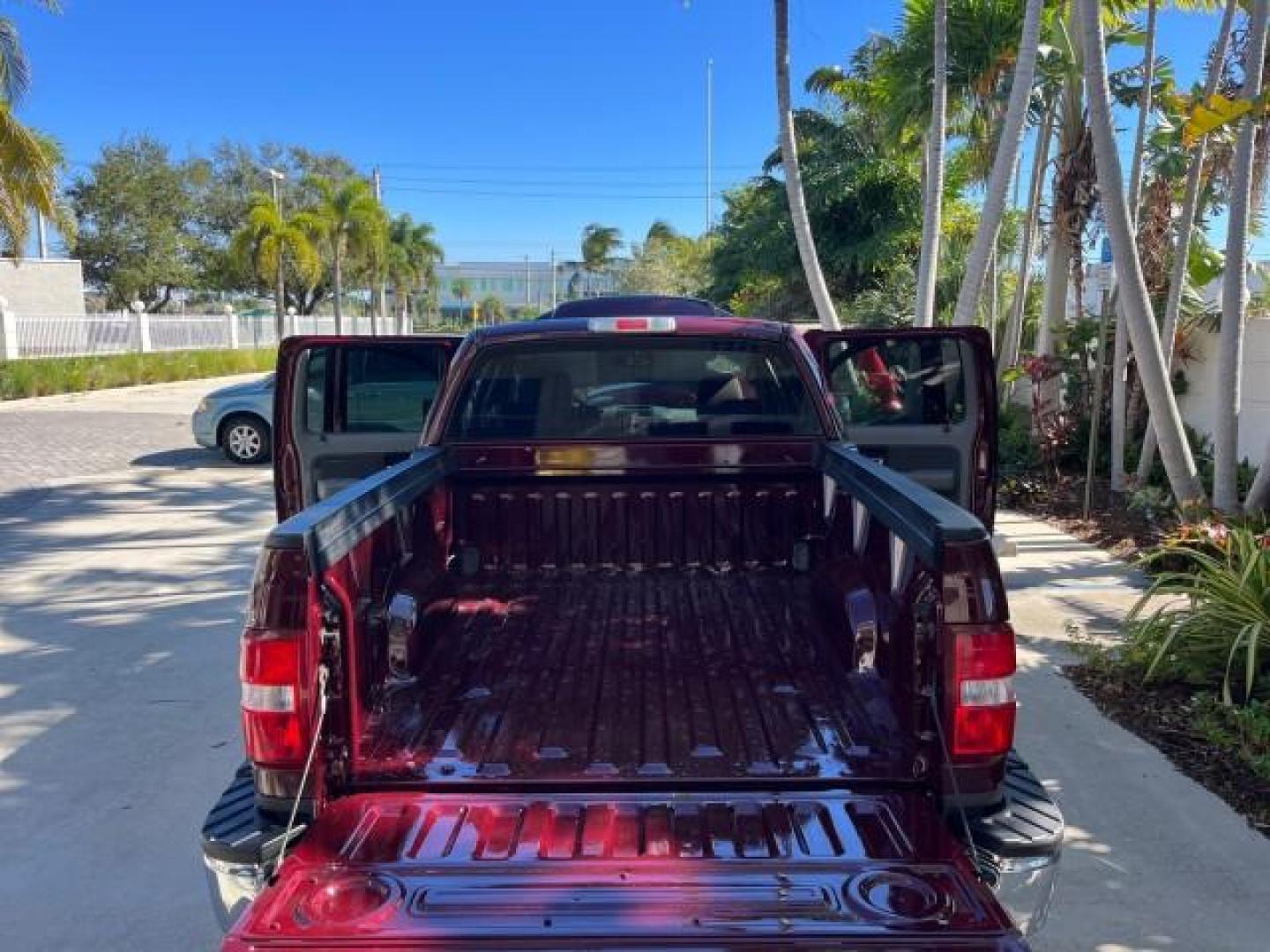 2006 Dark Toreador Red Metallic /Flint Ford F-150 1 owner XLT LOW MILES 69,808 (1FTPW02506K) with an 5.4L 3v EFI V8 Engine engine, Automatic transmission, located at 4701 North Dixie Hwy, Pompano Beach, FL, 33064, (954) 422-2889, 26.240938, -80.123474 - OUR WEBPAGE FLORIDACARS1.COM HAS OVER 100 PHOTOS AND FREE CARFAX LINK 2006 FORD F-150 XLT ROAD READY WORK READY VIN: 1FTPW02506KC69439 NO RECALLS 5.4L V8 CREW PICKUP 1 OWNER 6.6 FT BED 5.4L V8 F SOHC 9 SERVICE RECORDS GASOLINE POWER SEATS REAR WHEEL DRIVE POWER MIRRORS 6.6' Bed Length Anti-Theft Sys - Photo#15