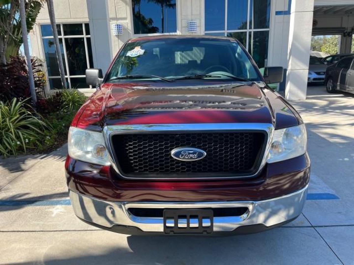 2006 Dark Toreador Red Metallic /Flint Ford F-150 1 owner XLT LOW MILES 69,808 (1FTPW02506K) with an 5.4L 3v EFI V8 Engine engine, Automatic transmission, located at 4701 North Dixie Hwy, Pompano Beach, FL, 33064, (954) 422-2889, 26.240938, -80.123474 - OUR WEBPAGE FLORIDACARS1.COM HAS OVER 100 PHOTOS AND FREE CARFAX LINK 2006 FORD F-150 XLT ROAD READY WORK READY VIN: 1FTPW02506KC69439 NO RECALLS 5.4L V8 CREW PICKUP 1 OWNER 6.6 FT BED 5.4L V8 F SOHC 9 SERVICE RECORDS GASOLINE POWER SEATS REAR WHEEL DRIVE POWER MIRRORS 6.6' Bed Length Anti-Theft Sys - Photo#81