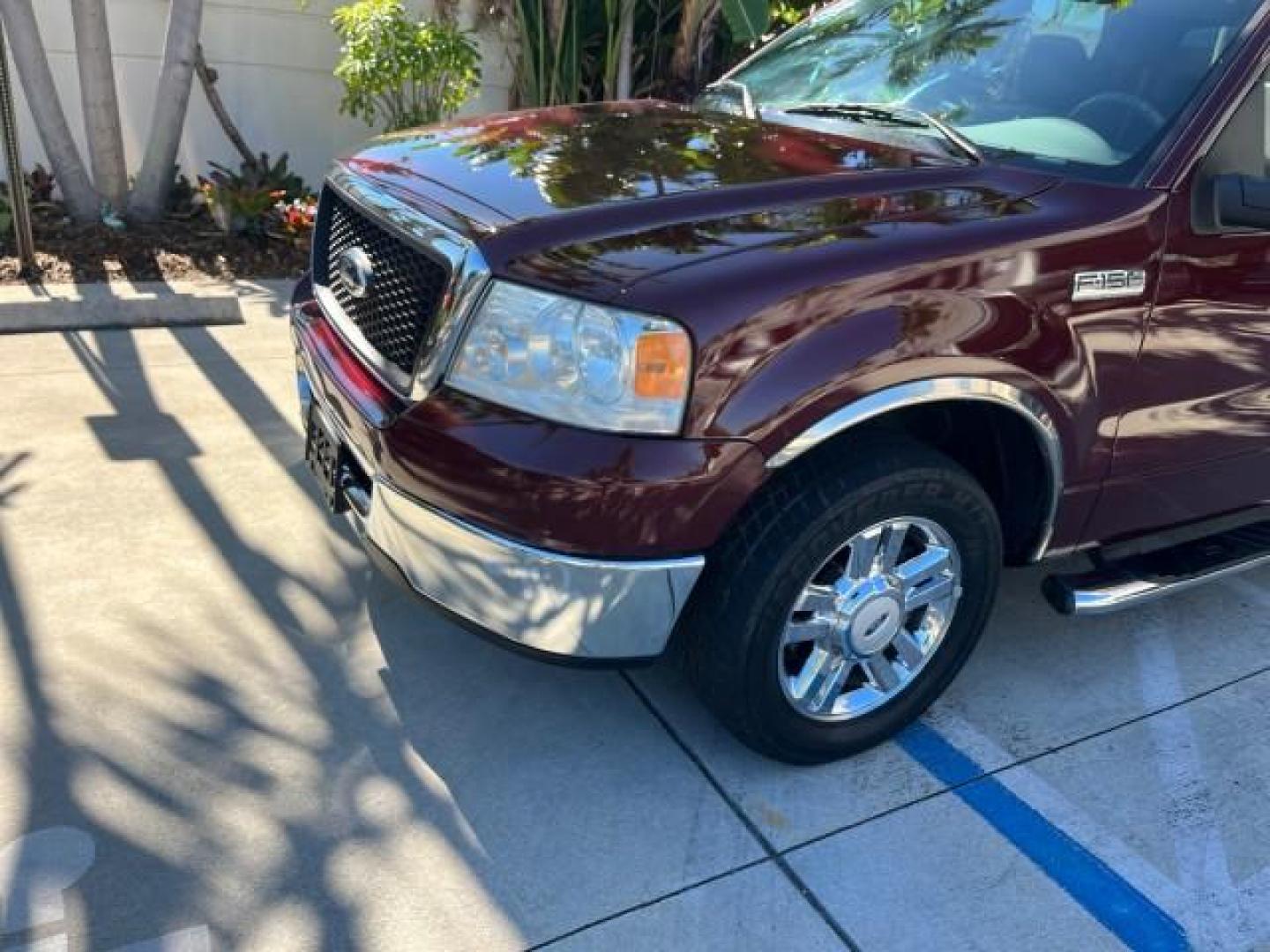 2006 Dark Toreador Red Metallic /Flint Ford F-150 1 owner XLT LOW MILES 69,808 (1FTPW02506K) with an 5.4L 3v EFI V8 Engine engine, Automatic transmission, located at 4701 North Dixie Hwy, Pompano Beach, FL, 33064, (954) 422-2889, 26.240938, -80.123474 - OUR WEBPAGE FLORIDACARS1.COM HAS OVER 100 PHOTOS AND FREE CARFAX LINK 2006 FORD F-150 XLT ROAD READY WORK READY VIN: 1FTPW02506KC69439 NO RECALLS 5.4L V8 CREW PICKUP 1 OWNER 6.6 FT BED 5.4L V8 F SOHC 9 SERVICE RECORDS GASOLINE POWER SEATS REAR WHEEL DRIVE POWER MIRRORS 6.6' Bed Length Anti-Theft Sys - Photo#93