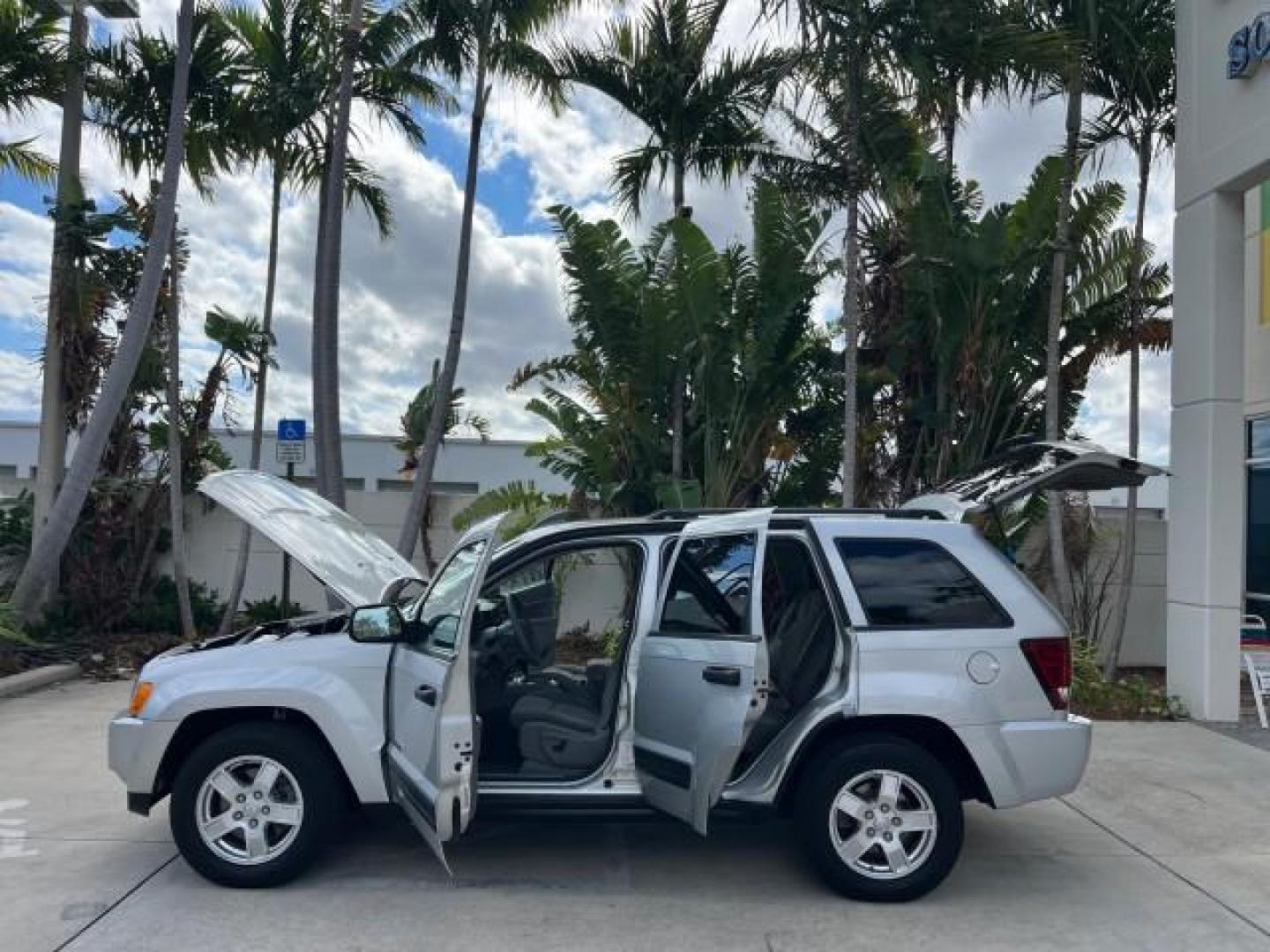 2006 Bright Silver Metallic /Medium Slate Gray Jeep Grand Cherokee 1 FL Laredo LOW MILES 57,272 (1J4GS48K06C) with an 3.7L V6 Engine engine, Automatic transmission, located at 4701 North Dixie Hwy, Pompano Beach, FL, 33064, (954) 422-2889, 26.240938, -80.123474 - OUR WEBPAGE FLORIDACARS1.COM HAS OVER 100 PHOTOS AND FREE CARFAX LINK 2006 JEEP GRAND CHEROKEE LAREDO ROAD READY 3.7L V6 VIN: 1J4GS48K06C160709 NO ACCIDENTS 4 DOOR WAGON/SPORT UTILITY NO RECALLS 3.7L V6 F 1 OWNER FLORIDA GASOLINE LOW MILES 57,272 REAR WHEEL DRIVE POWER SEATS/MIRRORS Active Head Rest - Photo#9