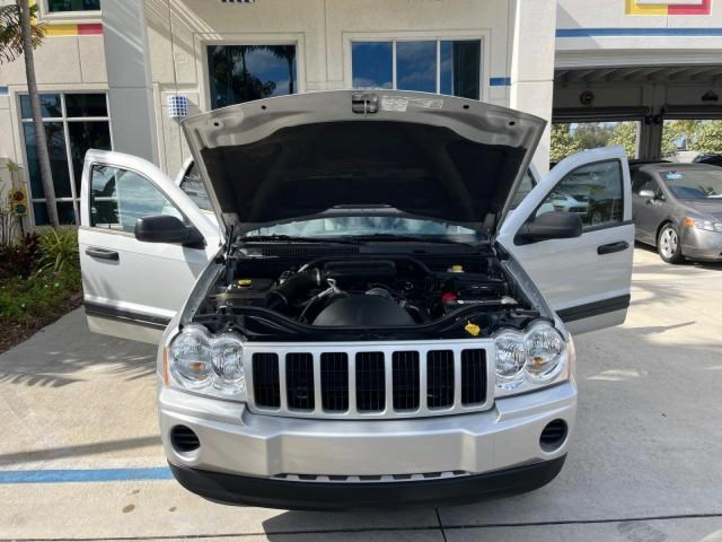 2006 Bright Silver Metallic /Medium Slate Gray Jeep Grand Cherokee 1 FL Laredo LOW MILES 57,272 (1J4GS48K06C) with an 3.7L V6 Engine engine, Automatic transmission, located at 4701 North Dixie Hwy, Pompano Beach, FL, 33064, (954) 422-2889, 26.240938, -80.123474 - OUR WEBPAGE FLORIDACARS1.COM HAS OVER 100 PHOTOS AND FREE CARFAX LINK 2006 JEEP GRAND CHEROKEE LAREDO ROAD READY 3.7L V6 VIN: 1J4GS48K06C160709 NO ACCIDENTS 4 DOOR WAGON/SPORT UTILITY NO RECALLS 3.7L V6 F 1 OWNER FLORIDA GASOLINE LOW MILES 57,272 REAR WHEEL DRIVE POWER SEATS/MIRRORS Active Head Rest - Photo#17