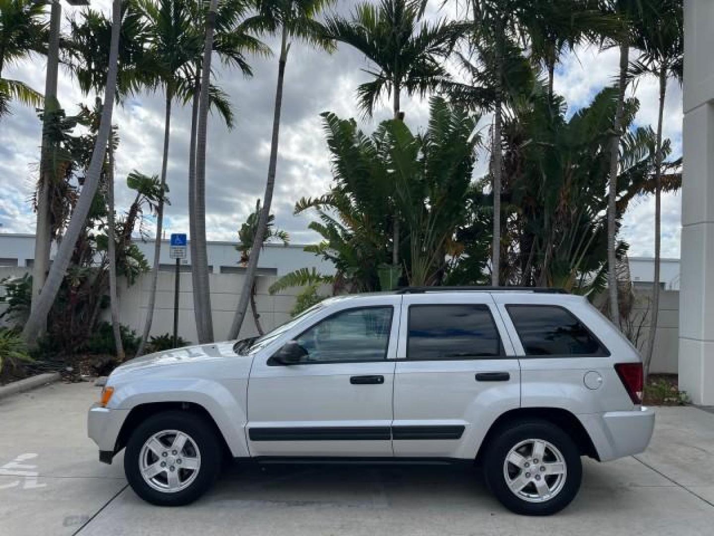 2006 Bright Silver Metallic /Medium Slate Gray Jeep Grand Cherokee 1 FL Laredo LOW MILES 57,272 (1J4GS48K06C) with an 3.7L V6 Engine engine, Automatic transmission, located at 4701 North Dixie Hwy, Pompano Beach, FL, 33064, (954) 422-2889, 26.240938, -80.123474 - OUR WEBPAGE FLORIDACARS1.COM HAS OVER 100 PHOTOS AND FREE CARFAX LINK 2006 JEEP GRAND CHEROKEE LAREDO ROAD READY 3.7L V6 VIN: 1J4GS48K06C160709 NO ACCIDENTS 4 DOOR WAGON/SPORT UTILITY NO RECALLS 3.7L V6 F 1 OWNER FLORIDA GASOLINE LOW MILES 57,272 REAR WHEEL DRIVE POWER SEATS/MIRRORS Active Head Rest - Photo#5