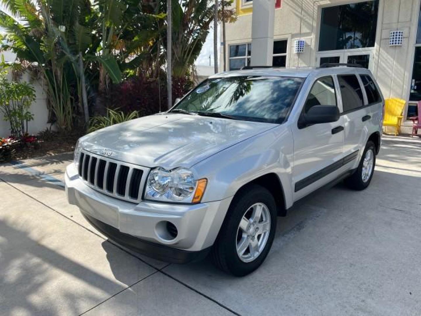 2006 Bright Silver Metallic /Medium Slate Gray Jeep Grand Cherokee 1 FL Laredo LOW MILES 57,272 (1J4GS48K06C) with an 3.7L V6 Engine engine, Automatic transmission, located at 4701 North Dixie Hwy, Pompano Beach, FL, 33064, (954) 422-2889, 26.240938, -80.123474 - OUR WEBPAGE FLORIDACARS1.COM HAS OVER 100 PHOTOS AND FREE CARFAX LINK 2006 JEEP GRAND CHEROKEE LAREDO ROAD READY 3.7L V6 VIN: 1J4GS48K06C160709 NO ACCIDENTS 4 DOOR WAGON/SPORT UTILITY NO RECALLS 3.7L V6 F 1 OWNER FLORIDA GASOLINE LOW MILES 57,272 REAR WHEEL DRIVE POWER SEATS/MIRRORS Active Head Rest - Photo#91