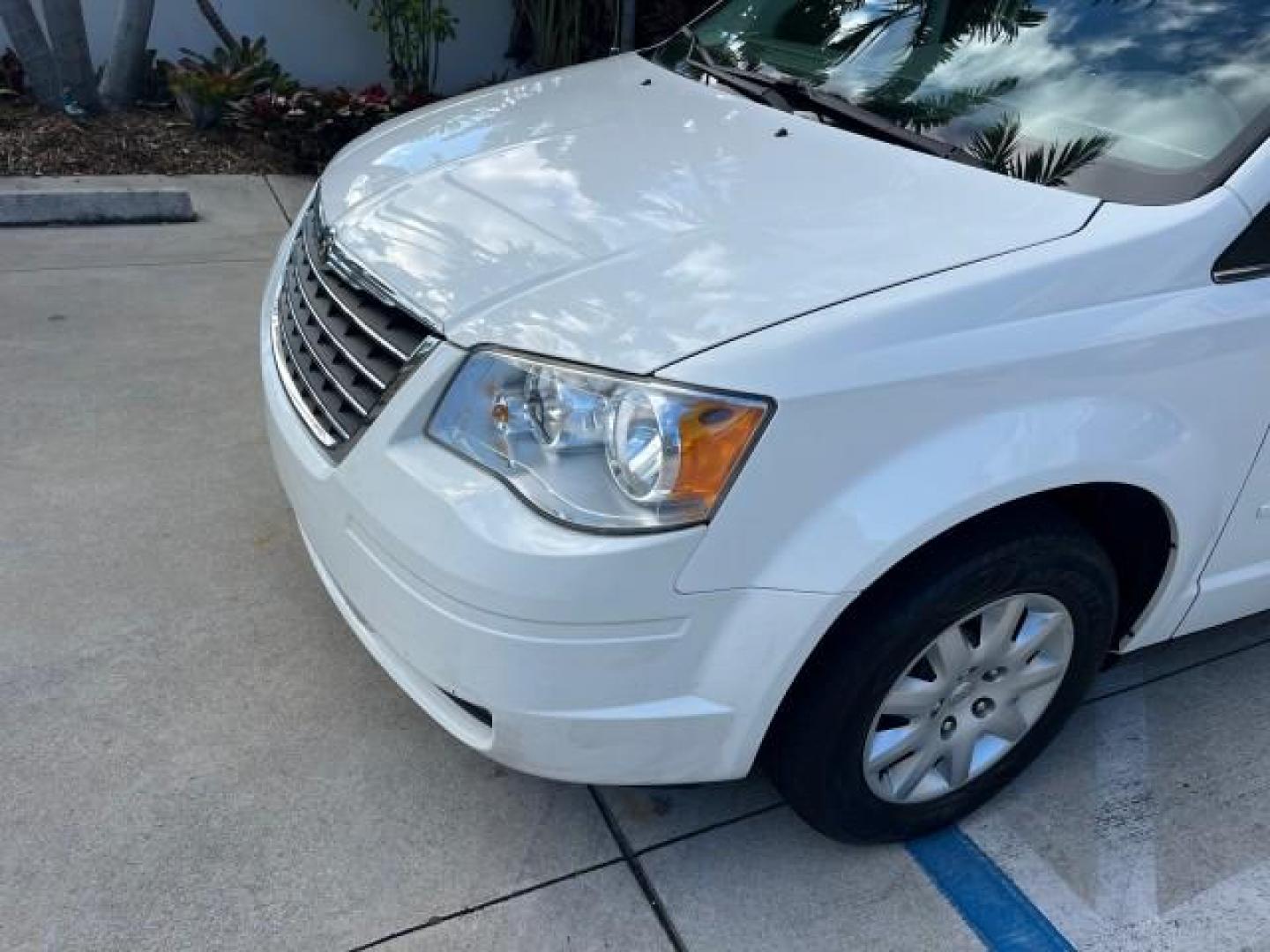 2009 Stone White /Md Slate Gray/Lt Shale Chrysler Town and Country LX LOW MILES 51,598 (2A8HR44E89R) with an 3.3L OHV SMPI V6 Engine engine, Automatic transmission, located at 4701 North Dixie Hwy, Pompano Beach, FL, 33064, (954) 422-2889, 26.240938, -80.123474 - OUR WEBPAGE FLORIDACARS1.COM HAS OVER 100 PHOTOS AND FREE CARFAX LINK 2009 CHRYSLER TOWN AND COUNTRY LX ROAD READY 3.3L V6 VIN: 2A8HR44E89R547339 NO ACCIDENTS 24 MPG VAN FLORIDA OWNER 3.3L V6 F OHV 12V 3 ROW SEATS GASOLINE LOW MILES 51,598 FRONT WHEEL DRIVE POWER MIRRORS Anti-Theft System Approach L - Photo#90