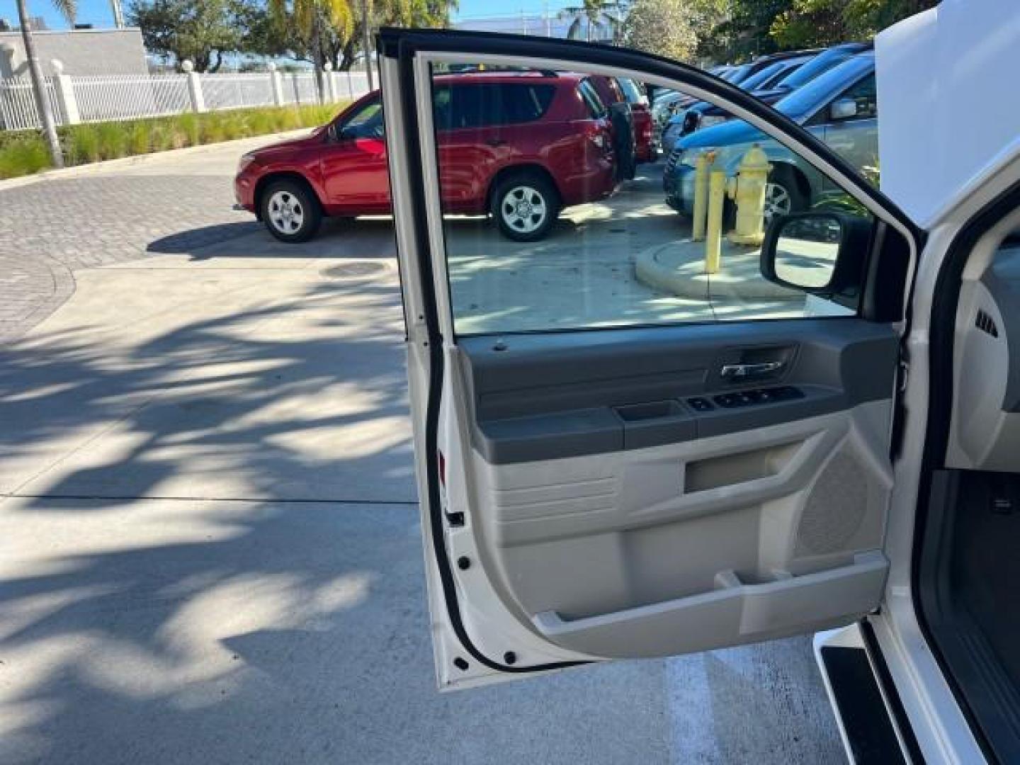 2008 Stone White /Md Slate/Lt Shale Dodge Grand Caravan 1 FL SE LOW MILES 51,700 (1D8HN44H68B) with an 3.3L V6 Cylinder Engine engine, Automatic transmission, located at 4701 North Dixie Hwy, Pompano Beach, FL, 33064, (954) 422-2889, 26.240938, -80.123474 - OUR WEBPAGE FLORIDACARS1.COM HAS OVER 100 PHOTOS AND FREE CARFAX LINK 2008 DODGE GRAND CARAVAN SE ROAD READY 3.3L V6 VIN: 1D8HN44H68B103081 NO ACCIDENTS VAN POPWER LIFTGATE NO RECALLS 3.3L V6 F POWER SLIDING DOORS 1 OWNER FLORIDA GASOLINE 3 ROW SEATS LOW MILES 51,700 FRONT WHEEL DRIVE 20 SERVICE REC - Photo#9