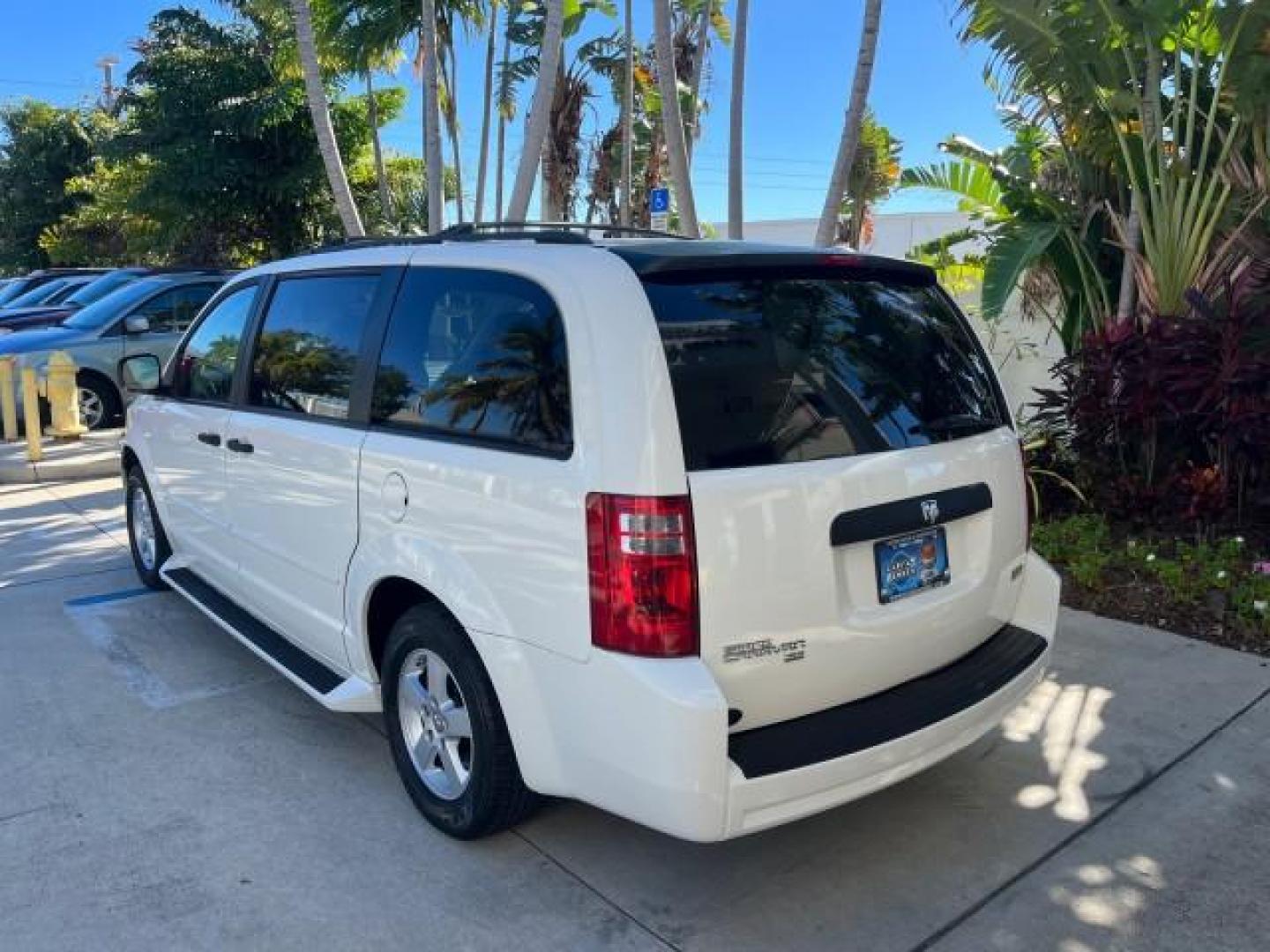 2008 Stone White /Md Slate/Lt Shale Dodge Grand Caravan 1 FL SE LOW MILES 51,700 (1D8HN44H68B) with an 3.3L V6 Cylinder Engine engine, Automatic transmission, located at 4701 North Dixie Hwy, Pompano Beach, FL, 33064, (954) 422-2889, 26.240938, -80.123474 - OUR WEBPAGE FLORIDACARS1.COM HAS OVER 100 PHOTOS AND FREE CARFAX LINK 2008 DODGE GRAND CARAVAN SE ROAD READY 3.3L V6 VIN: 1D8HN44H68B103081 NO ACCIDENTS VAN POPWER LIFTGATE NO RECALLS 3.3L V6 F POWER SLIDING DOORS 1 OWNER FLORIDA GASOLINE 3 ROW SEATS LOW MILES 51,700 FRONT WHEEL DRIVE 20 SERVICE REC - Photo#99