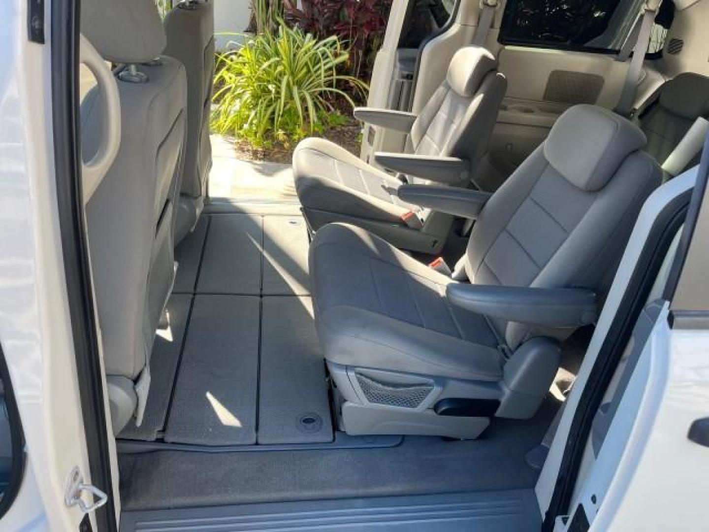 2008 Stone White /Md Slate/Lt Shale Dodge Grand Caravan 1 FL SE LOW MILES 51,700 (1D8HN44H68B) with an 3.3L V6 Cylinder Engine engine, Automatic transmission, located at 4701 North Dixie Hwy, Pompano Beach, FL, 33064, (954) 422-2889, 26.240938, -80.123474 - OUR WEBPAGE FLORIDACARS1.COM HAS OVER 100 PHOTOS AND FREE CARFAX LINK 2008 DODGE GRAND CARAVAN SE ROAD READY 3.3L V6 VIN: 1D8HN44H68B103081 NO ACCIDENTS VAN POPWER LIFTGATE NO RECALLS 3.3L V6 F POWER SLIDING DOORS 1 OWNER FLORIDA GASOLINE 3 ROW SEATS LOW MILES 51,700 FRONT WHEEL DRIVE 20 SERVICE REC - Photo#10