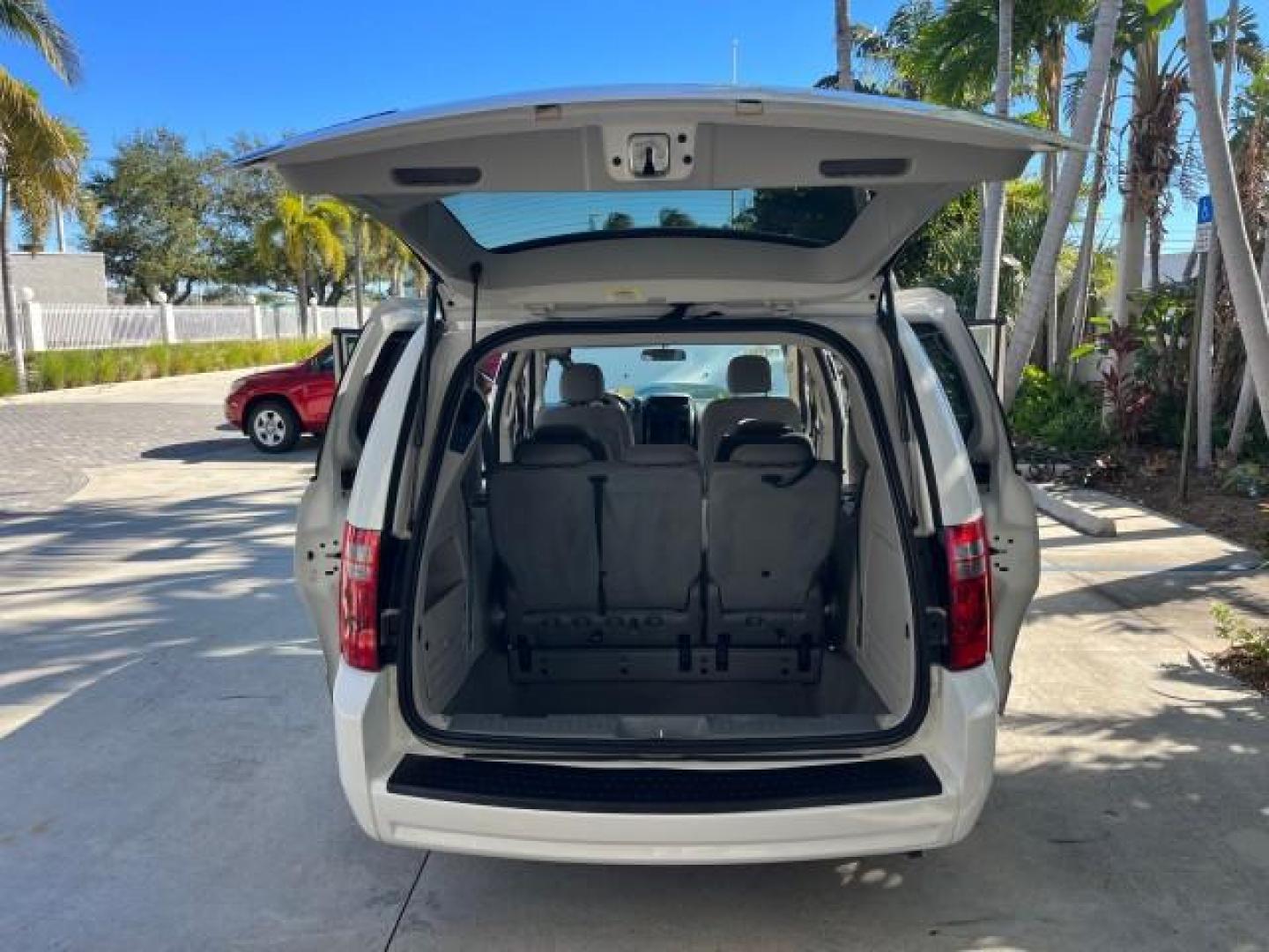 2008 Stone White /Md Slate/Lt Shale Dodge Grand Caravan 1 FL SE LOW MILES 51,700 (1D8HN44H68B) with an 3.3L V6 Cylinder Engine engine, Automatic transmission, located at 4701 North Dixie Hwy, Pompano Beach, FL, 33064, (954) 422-2889, 26.240938, -80.123474 - OUR WEBPAGE FLORIDACARS1.COM HAS OVER 100 PHOTOS AND FREE CARFAX LINK 2008 DODGE GRAND CARAVAN SE ROAD READY 3.3L V6 VIN: 1D8HN44H68B103081 NO ACCIDENTS VAN POPWER LIFTGATE NO RECALLS 3.3L V6 F POWER SLIDING DOORS 1 OWNER FLORIDA GASOLINE 3 ROW SEATS LOW MILES 51,700 FRONT WHEEL DRIVE 20 SERVICE REC - Photo#15