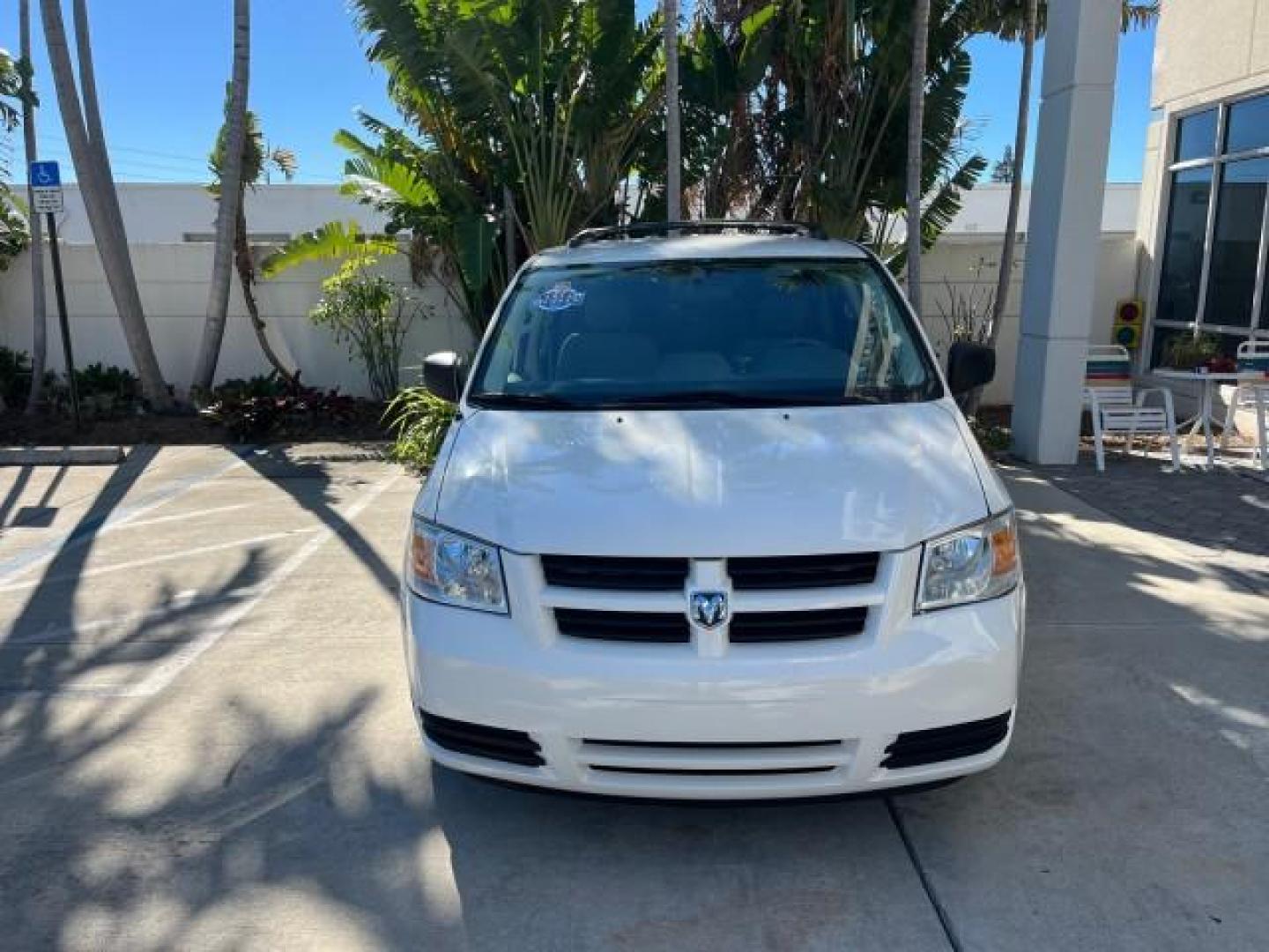 2008 Stone White /Md Slate/Lt Shale Dodge Grand Caravan 1 FL SE LOW MILES 51,700 (1D8HN44H68B) with an 3.3L V6 Cylinder Engine engine, Automatic transmission, located at 4701 North Dixie Hwy, Pompano Beach, FL, 33064, (954) 422-2889, 26.240938, -80.123474 - OUR WEBPAGE FLORIDACARS1.COM HAS OVER 100 PHOTOS AND FREE CARFAX LINK 2008 DODGE GRAND CARAVAN SE ROAD READY 3.3L V6 VIN: 1D8HN44H68B103081 NO ACCIDENTS VAN POPWER LIFTGATE NO RECALLS 3.3L V6 F POWER SLIDING DOORS 1 OWNER FLORIDA GASOLINE 3 ROW SEATS LOW MILES 51,700 FRONT WHEEL DRIVE 20 SERVICE REC - Photo#2