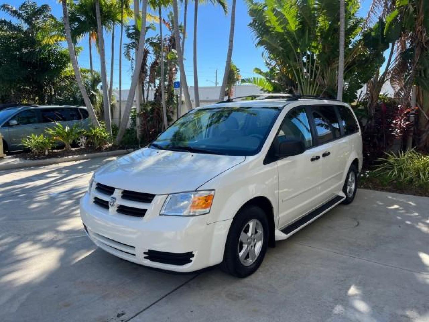 2008 Stone White /Md Slate/Lt Shale Dodge Grand Caravan 1 FL SE LOW MILES 51,700 (1D8HN44H68B) with an 3.3L V6 Cylinder Engine engine, Automatic transmission, located at 4701 North Dixie Hwy, Pompano Beach, FL, 33064, (954) 422-2889, 26.240938, -80.123474 - OUR WEBPAGE FLORIDACARS1.COM HAS OVER 100 PHOTOS AND FREE CARFAX LINK 2008 DODGE GRAND CARAVAN SE ROAD READY 3.3L V6 VIN: 1D8HN44H68B103081 NO ACCIDENTS VAN POPWER LIFTGATE NO RECALLS 3.3L V6 F POWER SLIDING DOORS 1 OWNER FLORIDA GASOLINE 3 ROW SEATS LOW MILES 51,700 FRONT WHEEL DRIVE 20 SERVICE REC - Photo#3