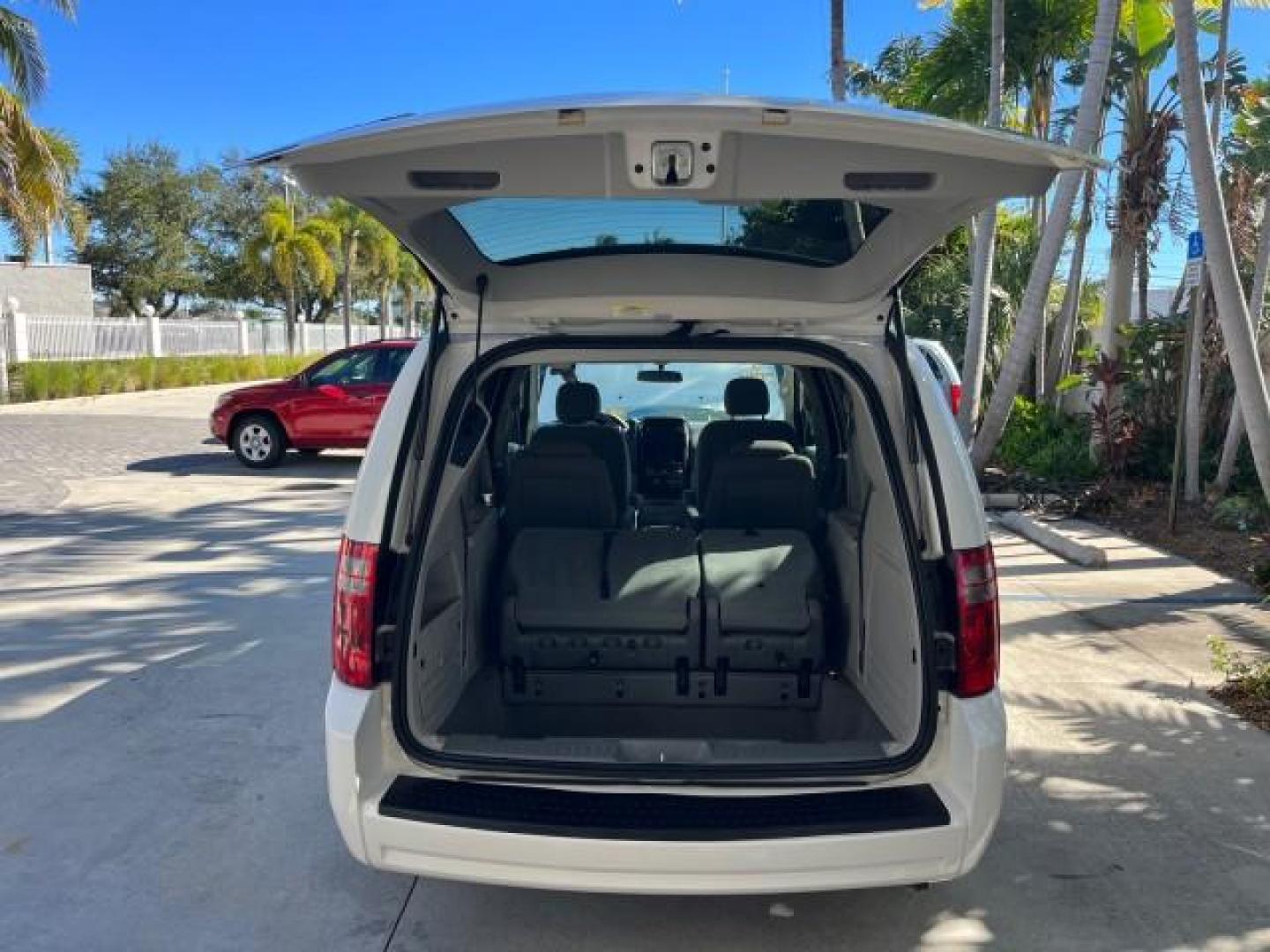 2008 Stone White /Md Slate/Lt Shale Dodge Grand Caravan 1 FL SE LOW MILES 51,700 (1D8HN44H68B) with an 3.3L V6 Cylinder Engine engine, Automatic transmission, located at 4701 North Dixie Hwy, Pompano Beach, FL, 33064, (954) 422-2889, 26.240938, -80.123474 - OUR WEBPAGE FLORIDACARS1.COM HAS OVER 100 PHOTOS AND FREE CARFAX LINK 2008 DODGE GRAND CARAVAN SE ROAD READY 3.3L V6 VIN: 1D8HN44H68B103081 NO ACCIDENTS VAN POPWER LIFTGATE NO RECALLS 3.3L V6 F POWER SLIDING DOORS 1 OWNER FLORIDA GASOLINE 3 ROW SEATS LOW MILES 51,700 FRONT WHEEL DRIVE 20 SERVICE REC - Photo#67