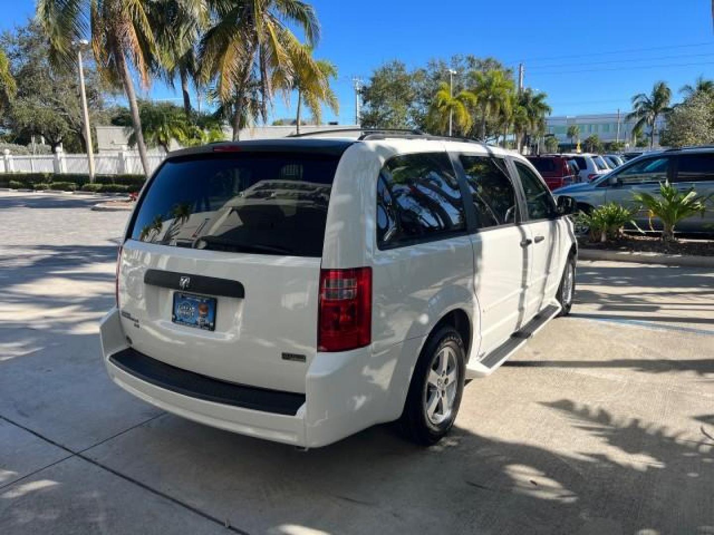 2008 Stone White /Md Slate/Lt Shale Dodge Grand Caravan 1 FL SE LOW MILES 51,700 (1D8HN44H68B) with an 3.3L V6 Cylinder Engine engine, Automatic transmission, located at 4701 North Dixie Hwy, Pompano Beach, FL, 33064, (954) 422-2889, 26.240938, -80.123474 - OUR WEBPAGE FLORIDACARS1.COM HAS OVER 100 PHOTOS AND FREE CARFAX LINK 2008 DODGE GRAND CARAVAN SE ROAD READY 3.3L V6 VIN: 1D8HN44H68B103081 NO ACCIDENTS VAN POPWER LIFTGATE NO RECALLS 3.3L V6 F POWER SLIDING DOORS 1 OWNER FLORIDA GASOLINE 3 ROW SEATS LOW MILES 51,700 FRONT WHEEL DRIVE 20 SERVICE REC - Photo#7