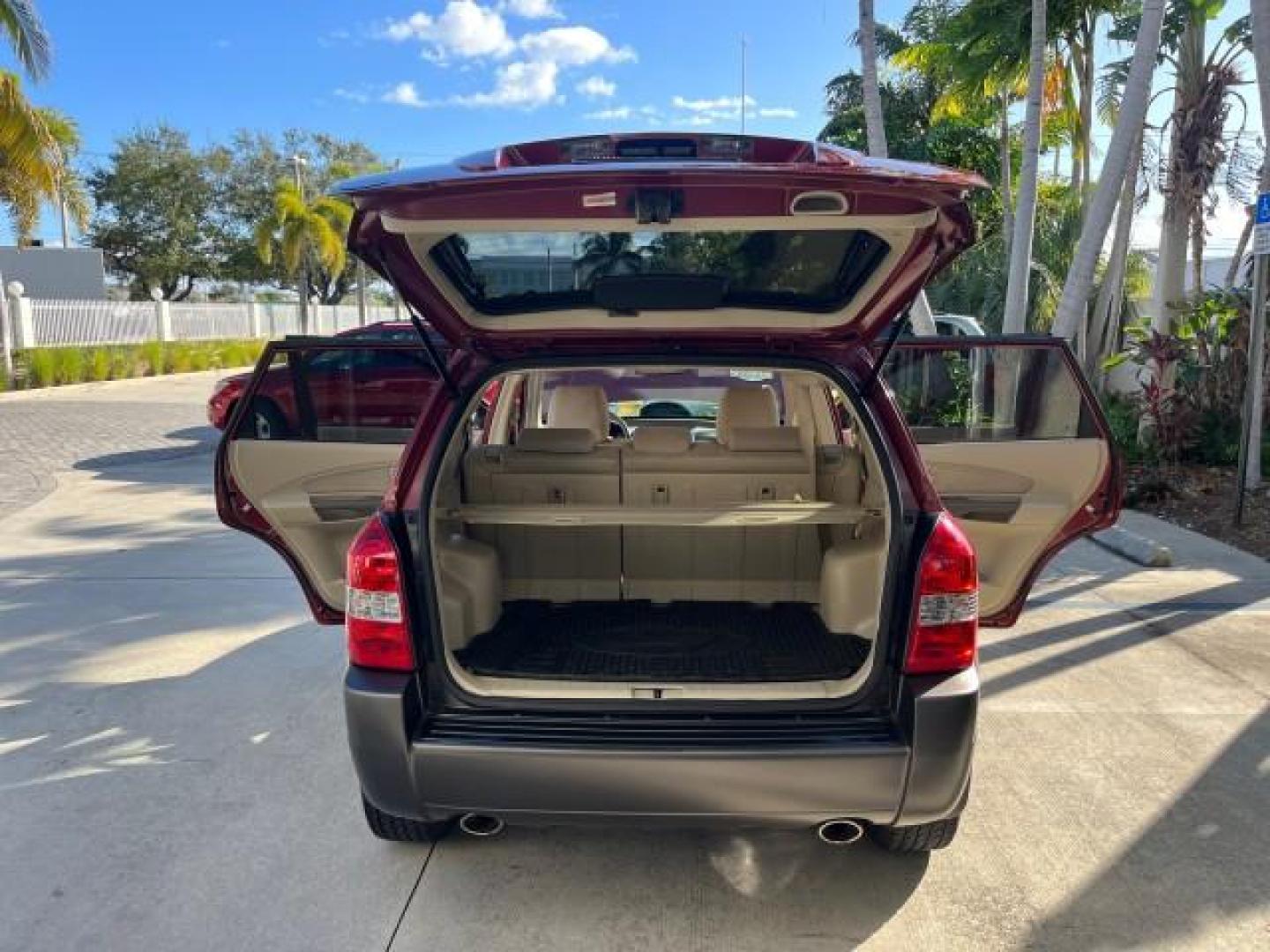 2006 Mesa Red /Beige Hyundai Tucson 1 FL GLS LOW MILES 47,967 (KM8JN12D96U) with an 2.7L DOHC MPI 24-Valve V6 Engine engine, Automatic transmission, located at 4701 North Dixie Hwy, Pompano Beach, FL, 33064, (954) 422-2889, 26.240938, -80.123474 - OUR WEBPAGE FLORIDACARS1.COM HAS OVER 100 PHOTOS AND FREE CARFAX LINK 2006 HYUNDAI TUCSON GLS ROAD READY 2.7L V6 VIN: KM8JN12D96U359484 NO ACCIDENTS 4 DOOR WAGON/SPORT UTILITY NO RECALLS 26 MPG 2.7L V6 F DOHC 24V 1 OWNER FLORIDA GASOLINE POWER SUNROOF FRONT WHEEL DRIVE LOW MILES 47,967 Anti-Theft Sy - Photo#15