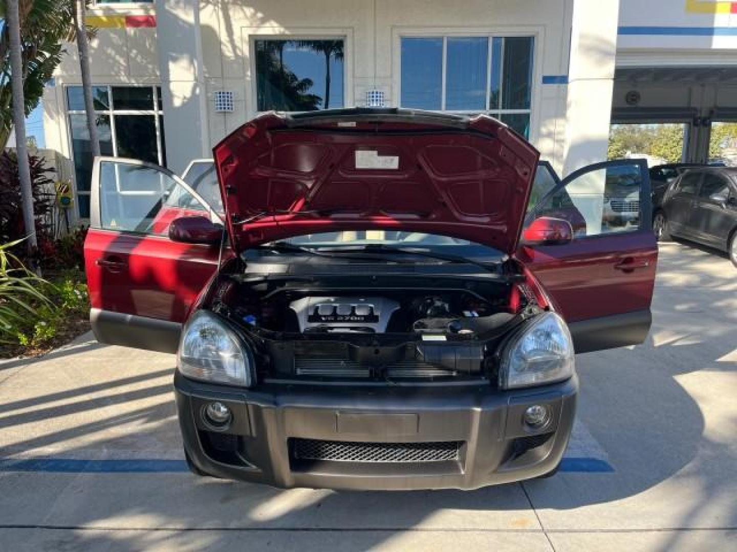 2006 Mesa Red /Beige Hyundai Tucson 1 FL GLS LOW MILES 47,967 (KM8JN12D96U) with an 2.7L DOHC MPI 24-Valve V6 Engine engine, Automatic transmission, located at 4701 North Dixie Hwy, Pompano Beach, FL, 33064, (954) 422-2889, 26.240938, -80.123474 - OUR WEBPAGE FLORIDACARS1.COM HAS OVER 100 PHOTOS AND FREE CARFAX LINK 2006 HYUNDAI TUCSON GLS ROAD READY 2.7L V6 VIN: KM8JN12D96U359484 NO ACCIDENTS 4 DOOR WAGON/SPORT UTILITY NO RECALLS 26 MPG 2.7L V6 F DOHC 24V 1 OWNER FLORIDA GASOLINE POWER SUNROOF FRONT WHEEL DRIVE LOW MILES 47,967 Anti-Theft Sy - Photo#16