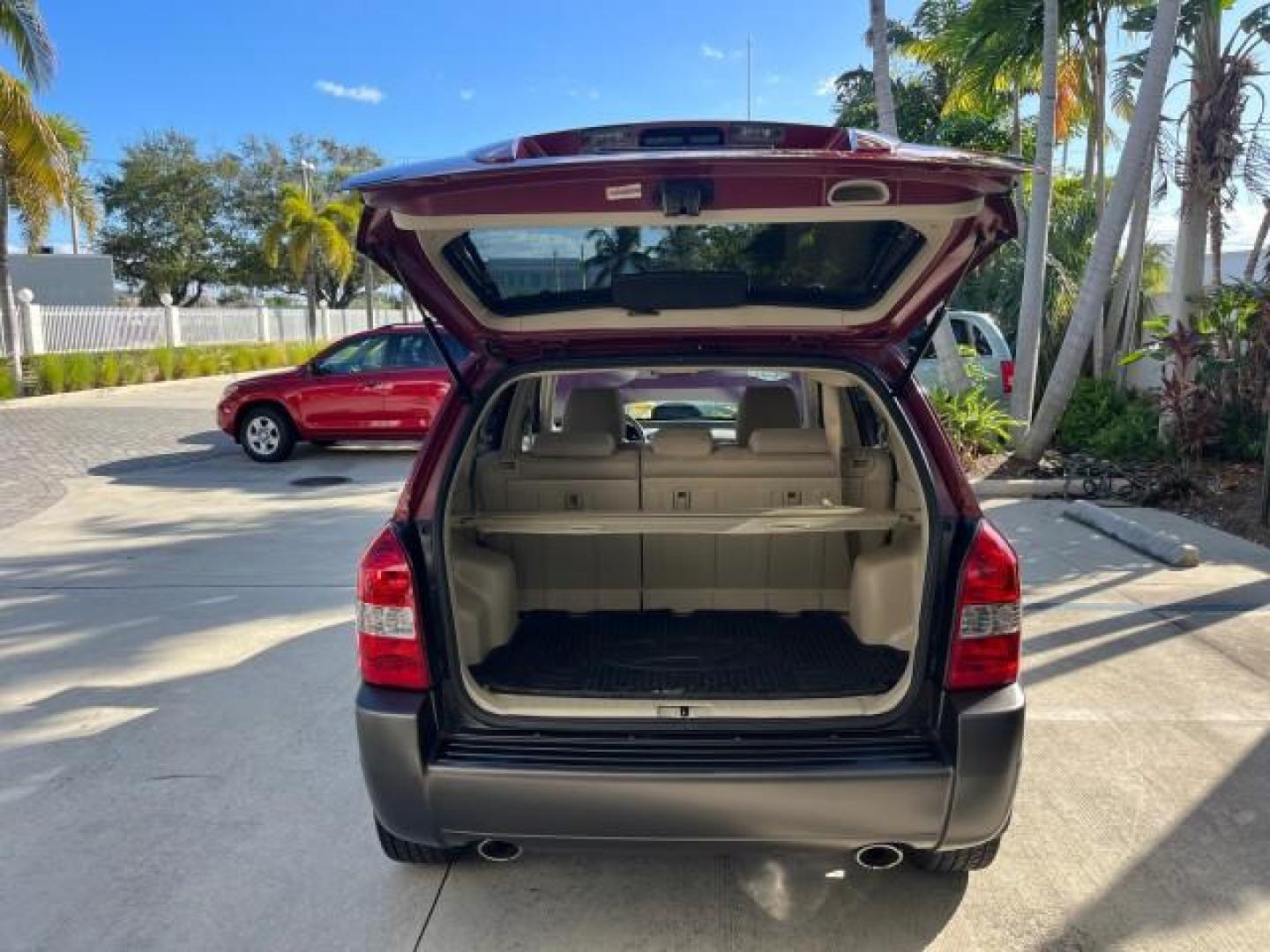 2006 Mesa Red /Beige Hyundai Tucson 1 FL GLS LOW MILES 47,967 (KM8JN12D96U) with an 2.7L DOHC MPI 24-Valve V6 Engine engine, Automatic transmission, located at 4701 North Dixie Hwy, Pompano Beach, FL, 33064, (954) 422-2889, 26.240938, -80.123474 - OUR WEBPAGE FLORIDACARS1.COM HAS OVER 100 PHOTOS AND FREE CARFAX LINK 2006 HYUNDAI TUCSON GLS ROAD READY 2.7L V6 VIN: KM8JN12D96U359484 NO ACCIDENTS 4 DOOR WAGON/SPORT UTILITY NO RECALLS 26 MPG 2.7L V6 F DOHC 24V 1 OWNER FLORIDA GASOLINE POWER SUNROOF FRONT WHEEL DRIVE LOW MILES 47,967 Anti-Theft Sy - Photo#59