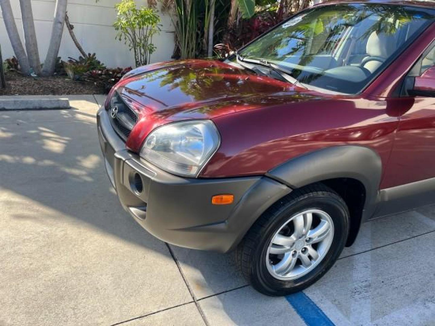 2006 Mesa Red /Beige Hyundai Tucson 1 FL GLS LOW MILES 47,967 (KM8JN12D96U) with an 2.7L DOHC MPI 24-Valve V6 Engine engine, Automatic transmission, located at 4701 North Dixie Hwy, Pompano Beach, FL, 33064, (954) 422-2889, 26.240938, -80.123474 - OUR WEBPAGE FLORIDACARS1.COM HAS OVER 100 PHOTOS AND FREE CARFAX LINK 2006 HYUNDAI TUCSON GLS ROAD READY 2.7L V6 VIN: KM8JN12D96U359484 NO ACCIDENTS 4 DOOR WAGON/SPORT UTILITY NO RECALLS 26 MPG 2.7L V6 F DOHC 24V 1 OWNER FLORIDA GASOLINE POWER SUNROOF FRONT WHEEL DRIVE LOW MILES 47,967 Anti-Theft Sy - Photo#76