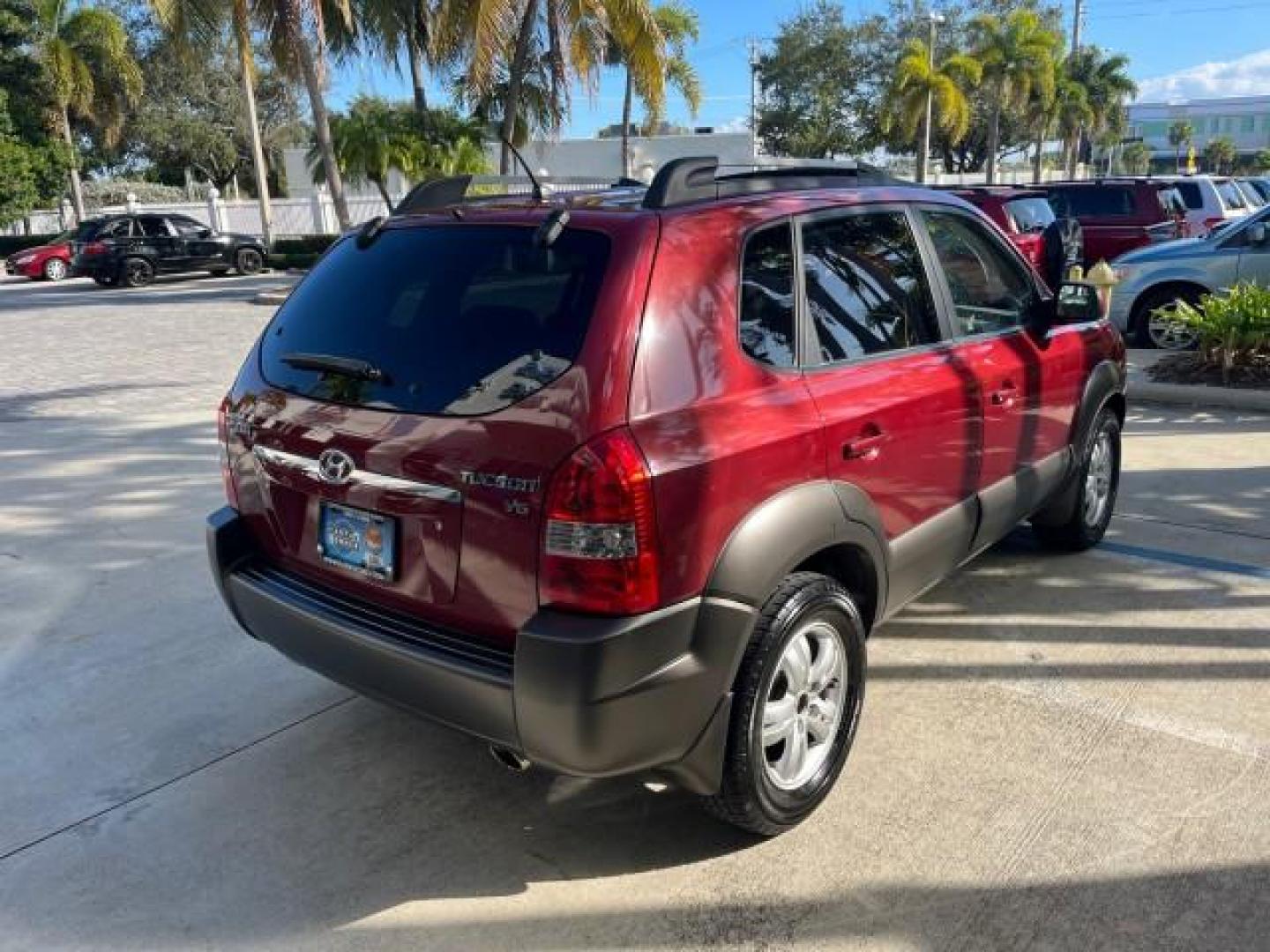 2006 Mesa Red /Beige Hyundai Tucson 1 FL GLS LOW MILES 47,967 (KM8JN12D96U) with an 2.7L DOHC MPI 24-Valve V6 Engine engine, Automatic transmission, located at 4701 North Dixie Hwy, Pompano Beach, FL, 33064, (954) 422-2889, 26.240938, -80.123474 - OUR WEBPAGE FLORIDACARS1.COM HAS OVER 100 PHOTOS AND FREE CARFAX LINK 2006 HYUNDAI TUCSON GLS ROAD READY 2.7L V6 VIN: KM8JN12D96U359484 NO ACCIDENTS 4 DOOR WAGON/SPORT UTILITY NO RECALLS 26 MPG 2.7L V6 F DOHC 24V 1 OWNER FLORIDA GASOLINE POWER SUNROOF FRONT WHEEL DRIVE LOW MILES 47,967 Anti-Theft Sy - Photo#91