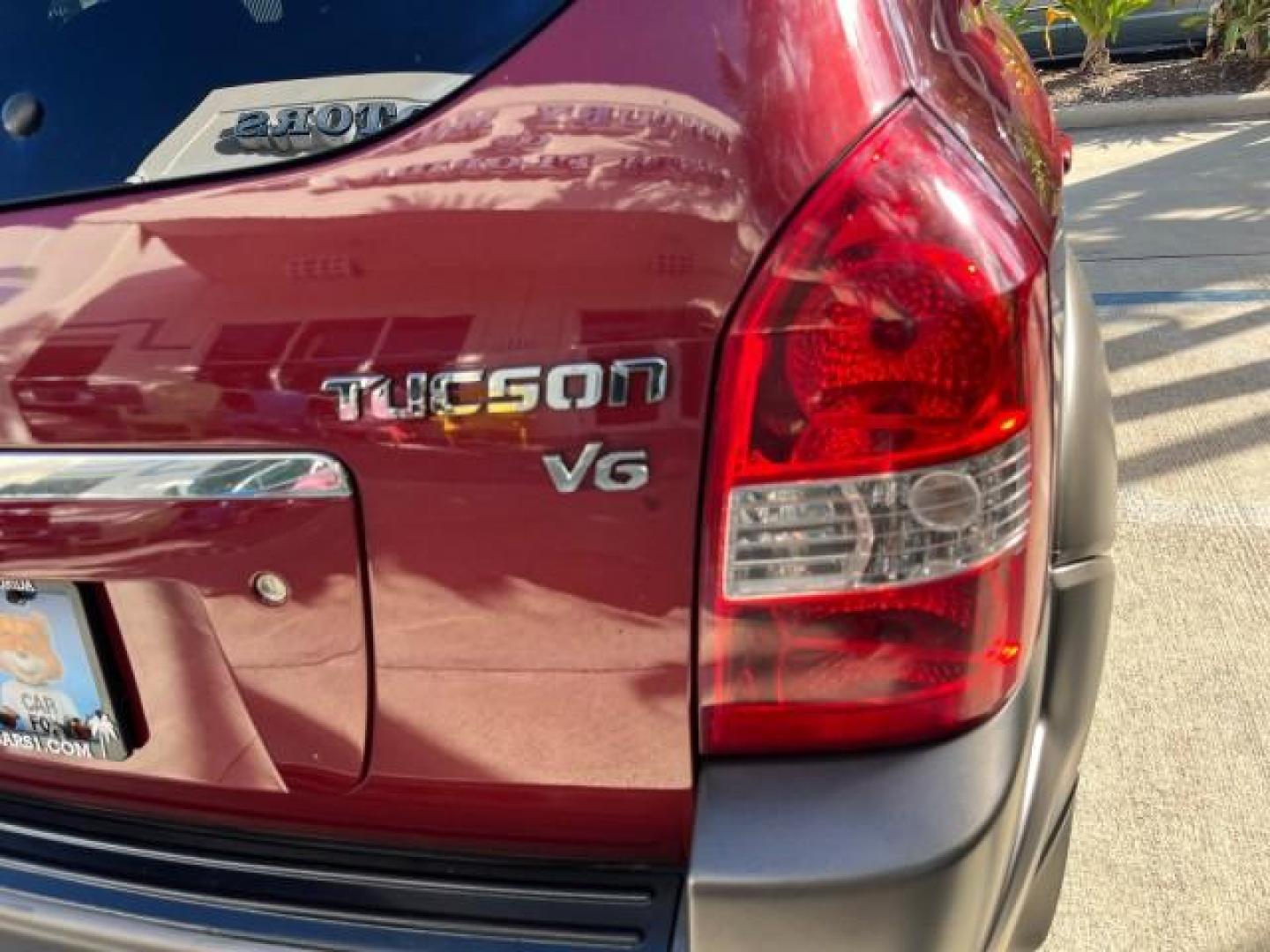 2006 Mesa Red /Beige Hyundai Tucson 1 FL GLS LOW MILES 47,967 (KM8JN12D96U) with an 2.7L DOHC MPI 24-Valve V6 Engine engine, Automatic transmission, located at 4701 North Dixie Hwy, Pompano Beach, FL, 33064, (954) 422-2889, 26.240938, -80.123474 - OUR WEBPAGE FLORIDACARS1.COM HAS OVER 100 PHOTOS AND FREE CARFAX LINK 2006 HYUNDAI TUCSON GLS ROAD READY 2.7L V6 VIN: KM8JN12D96U359484 NO ACCIDENTS 4 DOOR WAGON/SPORT UTILITY NO RECALLS 26 MPG 2.7L V6 F DOHC 24V 1 OWNER FLORIDA GASOLINE POWER SUNROOF FRONT WHEEL DRIVE LOW MILES 47,967 Anti-Theft Sy - Photo#95