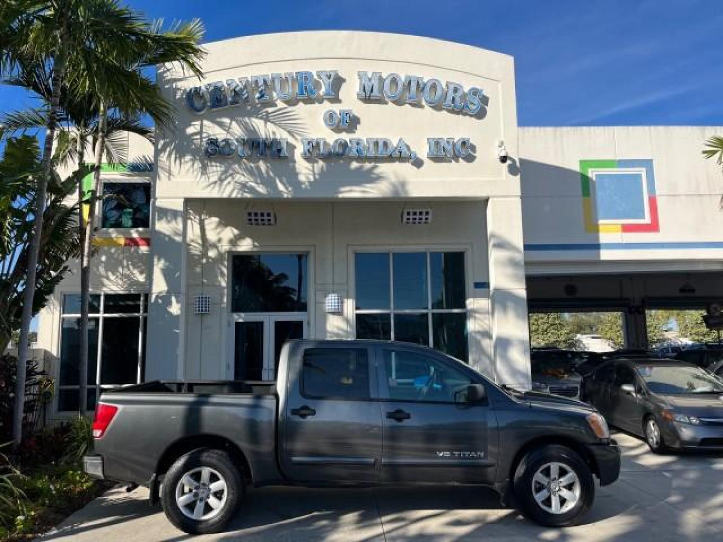 2009 Smoke Gray /Almond Nissan Titan CREW CAB LE LOW MILES 125,781 (1N6BA07D29N) with an 5.6L DOHC 32-Valve V8 FFV Engine engine, Automatic transmission, located at 4701 North Dixie Hwy, Pompano Beach, FL, 33064, (954) 422-2889, 26.240938, -80.123474 - OUR WEBPAGE FLORIDACARS1.COM HAS OVER 100 PHOTOS AND FREE CARFAX LINK 2009 NISSAN TITAN SE FFV ROAD READY WORK READY VIN: 1N6BA07D29N304796 FLORIDA OWNER 5.6L V8 CREW PICKUP LOW MILES 125,781 5.6L V8 F DOHC 32V BACK UP SENSORS FLEX FUEL 15 SERVICE RECORDS REAR WHEEL DRIVE POWER SEATS 5,6FT BED LENGH - Photo#0