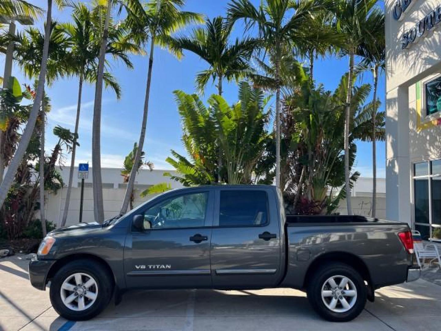 2009 Smoke Gray /Almond Nissan Titan CREW CAB LE LOW MILES 125,781 (1N6BA07D29N) with an 5.6L DOHC 32-Valve V8 FFV Engine engine, Automatic transmission, located at 4701 North Dixie Hwy, Pompano Beach, FL, 33064, (954) 422-2889, 26.240938, -80.123474 - OUR WEBPAGE FLORIDACARS1.COM HAS OVER 100 PHOTOS AND FREE CARFAX LINK 2009 NISSAN TITAN SE FFV ROAD READY WORK READY VIN: 1N6BA07D29N304796 FLORIDA OWNER 5.6L V8 CREW PICKUP LOW MILES 125,781 5.6L V8 F DOHC 32V BACK UP SENSORS FLEX FUEL 15 SERVICE RECORDS REAR WHEEL DRIVE POWER SEATS 5,6FT BED LENGH - Photo#4