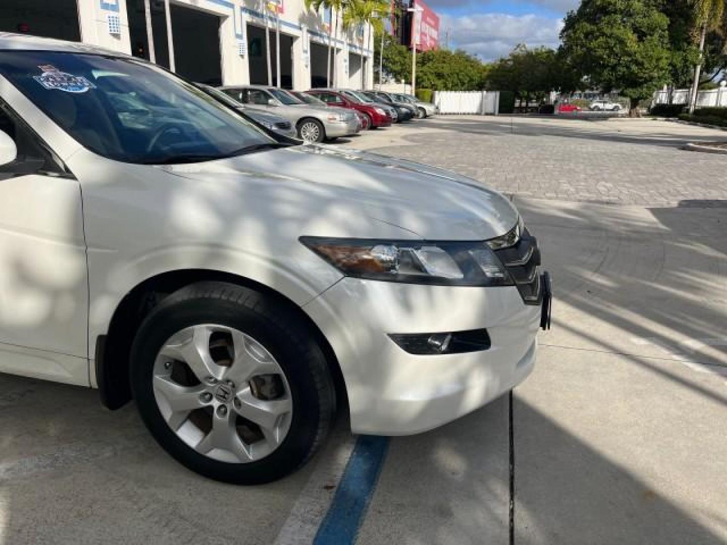 2011 White Diamond Pearl /Ivory Honda Accord Crosstour 1 FL EX-L LOW MILES 79,822 (5J6TF2H53BL) with an 3.5L SOHC MPFI 24-Valve i-VTEC V6 Engine engine, Automatic transmission, located at 4701 North Dixie Hwy, Pompano Beach, FL, 33064, (954) 422-2889, 26.240938, -80.123474 - OUR WEBPAGE FLORIDACARS1.COM HAS OVER 100 PHOTOS AND FREE CARFAX LINK 2011 HONDA ACCORD CROSSTOUR EX-L ROAD READY 3.5L V6 26 MPG VIN: 5J6TF2H53BL005079 NO RECALLS BLUETOOTH 4 DOOR WAGON/SPORT UTILITY 1 OWNER FLORIDA SUNROOF 3.5L V6 F SOHC 24V ON DEMAND AWD LEATHER GASOLINE POWER SEATS/MIRRORS ALL WH - Photo#99