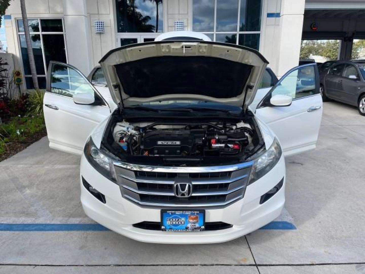 2011 White Diamond Pearl /Ivory Honda Accord Crosstour 1 FL EX-L LOW MILES 79,822 (5J6TF2H53BL) with an 3.5L SOHC MPFI 24-Valve i-VTEC V6 Engine engine, Automatic transmission, located at 4701 North Dixie Hwy, Pompano Beach, FL, 33064, (954) 422-2889, 26.240938, -80.123474 - OUR WEBPAGE FLORIDACARS1.COM HAS OVER 100 PHOTOS AND FREE CARFAX LINK 2011 HONDA ACCORD CROSSTOUR EX-L ROAD READY 3.5L V6 26 MPG VIN: 5J6TF2H53BL005079 NO RECALLS BLUETOOTH 4 DOOR WAGON/SPORT UTILITY 1 OWNER FLORIDA SUNROOF 3.5L V6 F SOHC 24V ON DEMAND AWD LEATHER GASOLINE POWER SEATS/MIRRORS ALL WH - Photo#16