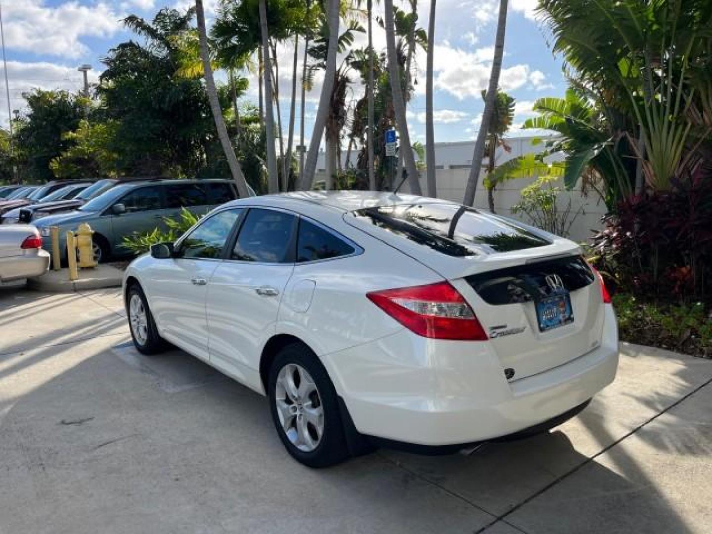 2011 White Diamond Pearl /Ivory Honda Accord Crosstour 1 FL EX-L LOW MILES 79,822 (5J6TF2H53BL) with an 3.5L SOHC MPFI 24-Valve i-VTEC V6 Engine engine, Automatic transmission, located at 4701 North Dixie Hwy, Pompano Beach, FL, 33064, (954) 422-2889, 26.240938, -80.123474 - OUR WEBPAGE FLORIDACARS1.COM HAS OVER 100 PHOTOS AND FREE CARFAX LINK 2011 HONDA ACCORD CROSSTOUR EX-L ROAD READY 3.5L V6 26 MPG VIN: 5J6TF2H53BL005079 NO RECALLS BLUETOOTH 4 DOOR WAGON/SPORT UTILITY 1 OWNER FLORIDA SUNROOF 3.5L V6 F SOHC 24V ON DEMAND AWD LEATHER GASOLINE POWER SEATS/MIRRORS ALL WH - Photo#5