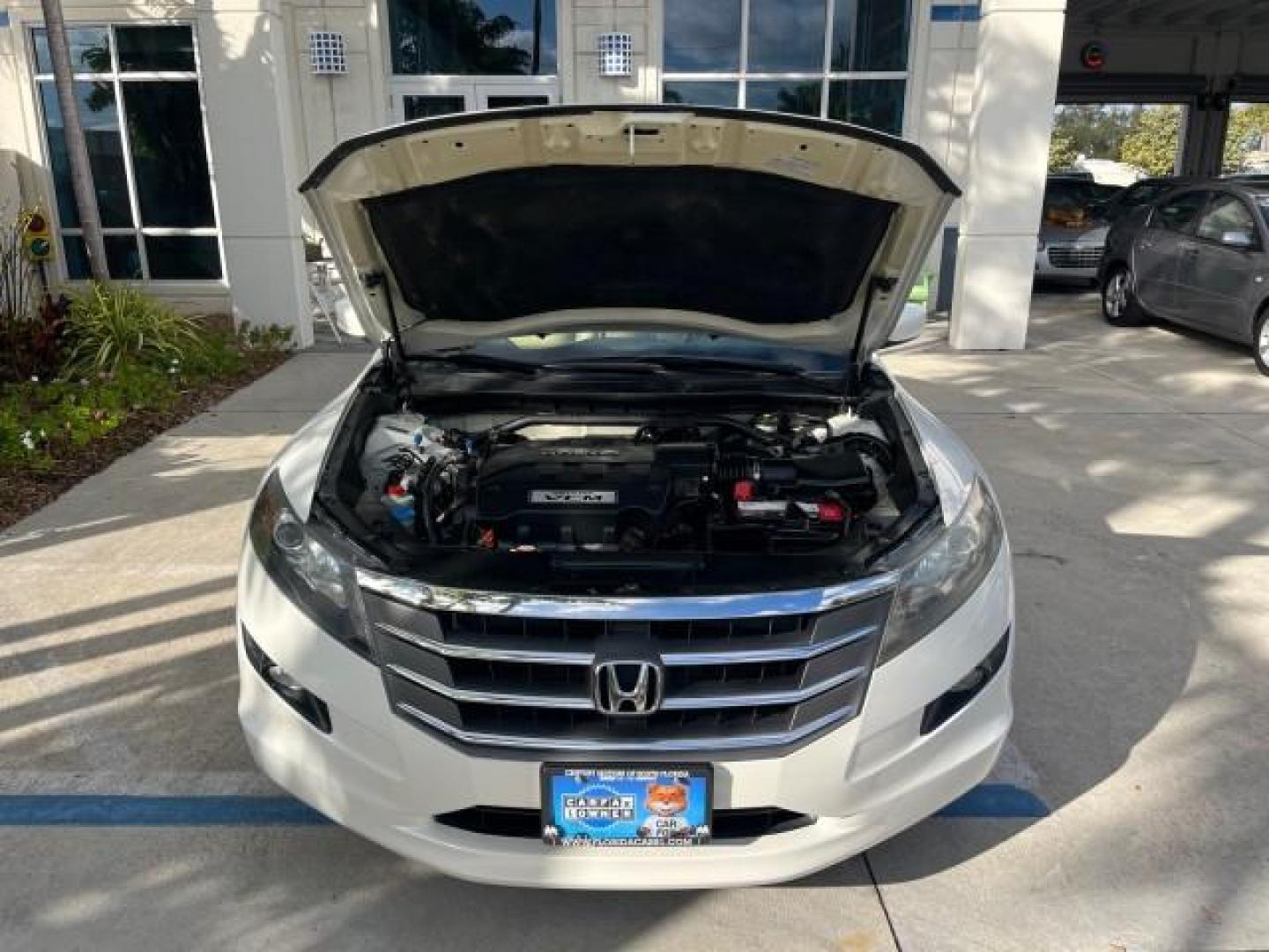 2011 White Diamond Pearl /Ivory Honda Accord Crosstour 1 FL EX-L LOW MILES 79,822 (5J6TF2H53BL) with an 3.5L SOHC MPFI 24-Valve i-VTEC V6 Engine engine, Automatic transmission, located at 4701 North Dixie Hwy, Pompano Beach, FL, 33064, (954) 422-2889, 26.240938, -80.123474 - OUR WEBPAGE FLORIDACARS1.COM HAS OVER 100 PHOTOS AND FREE CARFAX LINK 2011 HONDA ACCORD CROSSTOUR EX-L ROAD READY 3.5L V6 26 MPG VIN: 5J6TF2H53BL005079 NO RECALLS BLUETOOTH 4 DOOR WAGON/SPORT UTILITY 1 OWNER FLORIDA SUNROOF 3.5L V6 F SOHC 24V ON DEMAND AWD LEATHER GASOLINE POWER SEATS/MIRRORS ALL WH - Photo#83