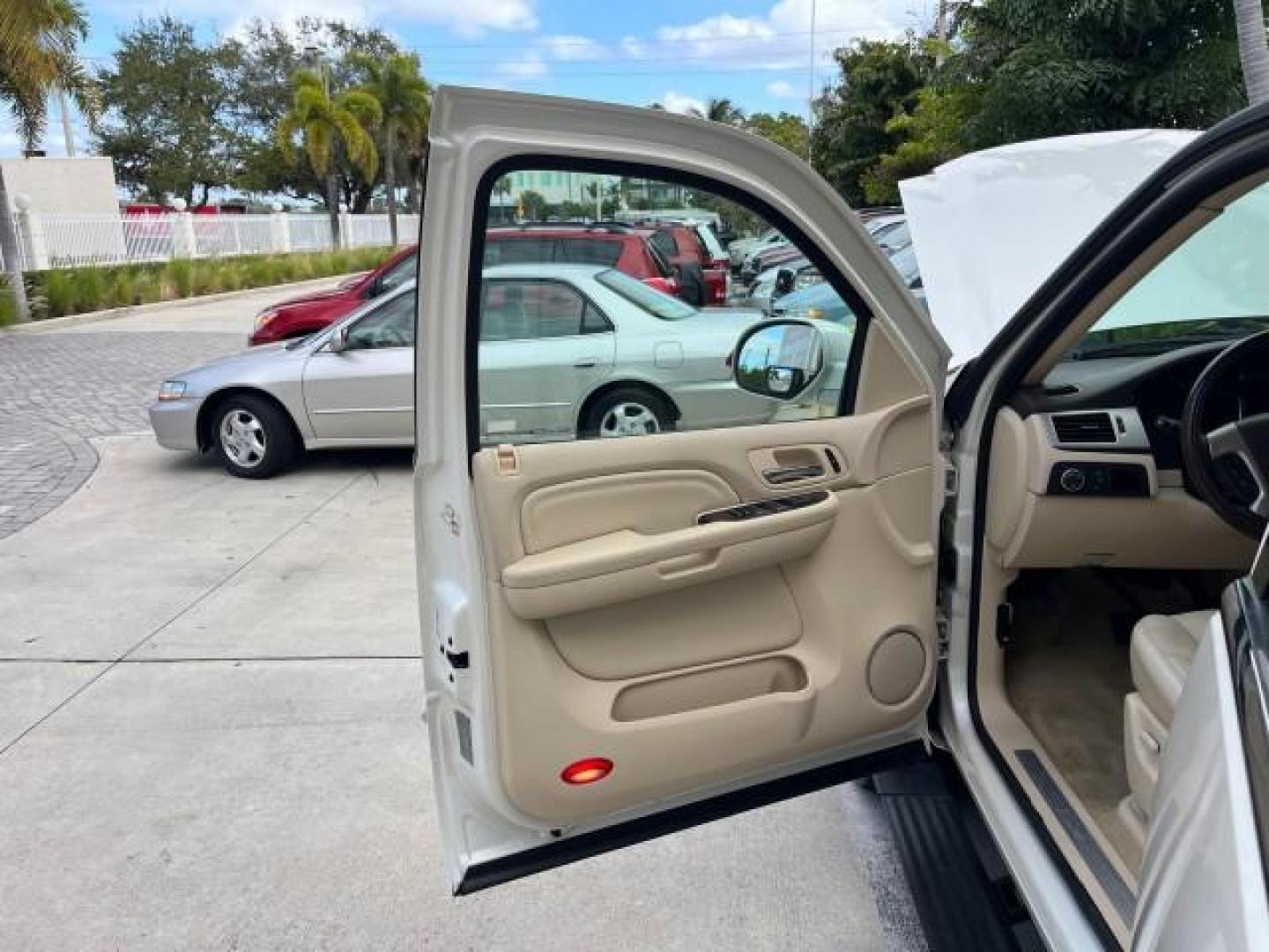 2007 White Diamond Tricoat /Cocoa/Cashmere Cadillac Escalade AWD LOW MILES 61,154 (1GYFK63807R) with an 6.2L Vortec 1000 VVT V8 SFI Engine engine, Automatic transmission, located at 4701 North Dixie Hwy, Pompano Beach, FL, 33064, (954) 422-2889, 26.240938, -80.123474 - OUR WEBPAGE FLORIDACARS1.COM HAS OVER 100 PHOTOS AND FREE CARFAX LINK 2007 CADILLAC ESCALADE ROAD READY 6.2L V8 NO RECALLS VIN: 1GYFK63807R288224 FLORIDA OWNER LOW MILES 61,154 4 DOOR WAGON/SPORT UTILITY ALL WHEEL DRIVE 3 ROW LEATHER SEATS 6.2L V8 F BACK UP CAMERA NAVIGATION DVD GASOLINE POWER LIFTG - Photo#9