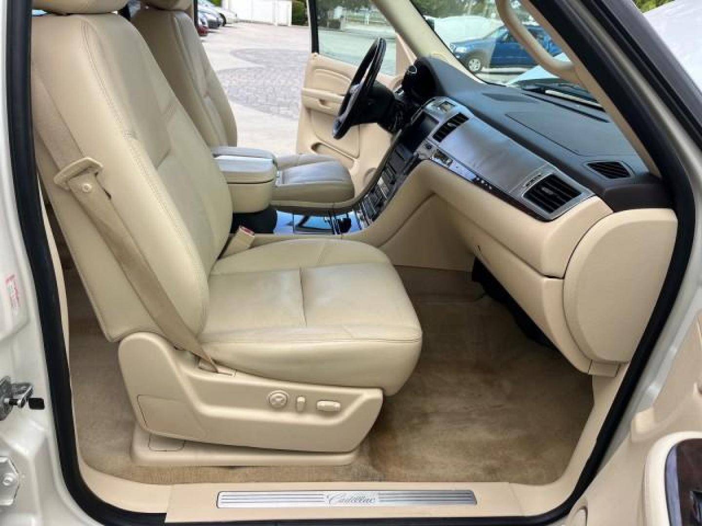 2007 White Diamond Tricoat /Cocoa/Cashmere Cadillac Escalade AWD LOW MILES 61,154 (1GYFK63807R) with an 6.2L Vortec 1000 VVT V8 SFI Engine engine, Automatic transmission, located at 4701 North Dixie Hwy, Pompano Beach, FL, 33064, (954) 422-2889, 26.240938, -80.123474 - OUR WEBPAGE FLORIDACARS1.COM HAS OVER 100 PHOTOS AND FREE CARFAX LINK 2007 CADILLAC ESCALADE ROAD READY 6.2L V8 NO RECALLS VIN: 1GYFK63807R288224 FLORIDA OWNER LOW MILES 61,154 4 DOOR WAGON/SPORT UTILITY ALL WHEEL DRIVE 3 ROW LEATHER SEATS 6.2L V8 F BACK UP CAMERA NAVIGATION DVD GASOLINE POWER LIFTG - Photo#12