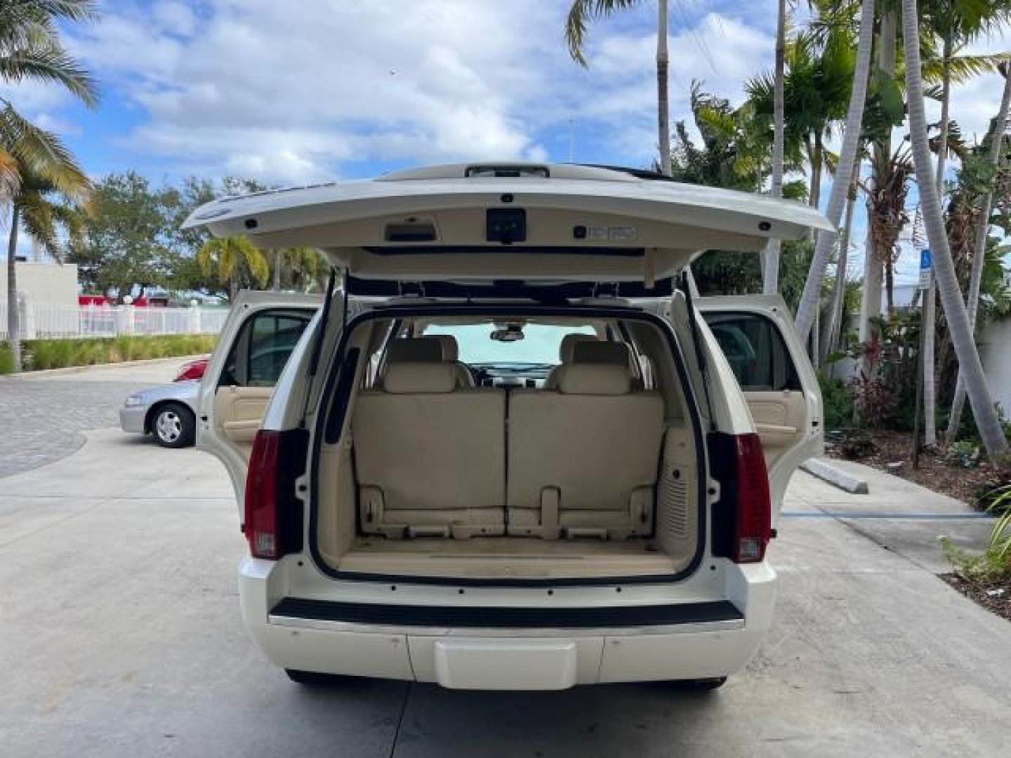 2007 White Diamond Tricoat /Cocoa/Cashmere Cadillac Escalade AWD LOW MILES 61,154 (1GYFK63807R) with an 6.2L Vortec 1000 VVT V8 SFI Engine engine, Automatic transmission, located at 4701 North Dixie Hwy, Pompano Beach, FL, 33064, (954) 422-2889, 26.240938, -80.123474 - OUR WEBPAGE FLORIDACARS1.COM HAS OVER 100 PHOTOS AND FREE CARFAX LINK 2007 CADILLAC ESCALADE ROAD READY 6.2L V8 NO RECALLS VIN: 1GYFK63807R288224 FLORIDA OWNER LOW MILES 61,154 4 DOOR WAGON/SPORT UTILITY ALL WHEEL DRIVE 3 ROW LEATHER SEATS 6.2L V8 F BACK UP CAMERA NAVIGATION DVD GASOLINE POWER LIFTG - Photo#15