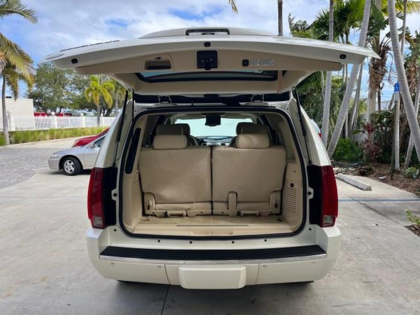 2007 White Diamond Tricoat /Cocoa/Cashmere Cadillac Escalade AWD LOW MILES 61,154 (1GYFK63807R) with an 6.2L Vortec 1000 VVT V8 SFI Engine engine, Automatic transmission, located at 4701 North Dixie Hwy, Pompano Beach, FL, 33064, (954) 422-2889, 26.240938, -80.123474 - OUR WEBPAGE FLORIDACARS1.COM HAS OVER 100 PHOTOS AND FREE CARFAX LINK 2007 CADILLAC ESCALADE ROAD READY 6.2L V8 NO RECALLS VIN: 1GYFK63807R288224 FLORIDA OWNER LOW MILES 61,154 4 DOOR WAGON/SPORT UTILITY ALL WHEEL DRIVE 3 ROW LEATHER SEATS 6.2L V8 F BACK UP CAMERA NAVIGATION DVD GASOLINE POWER LIFTG - Photo#80