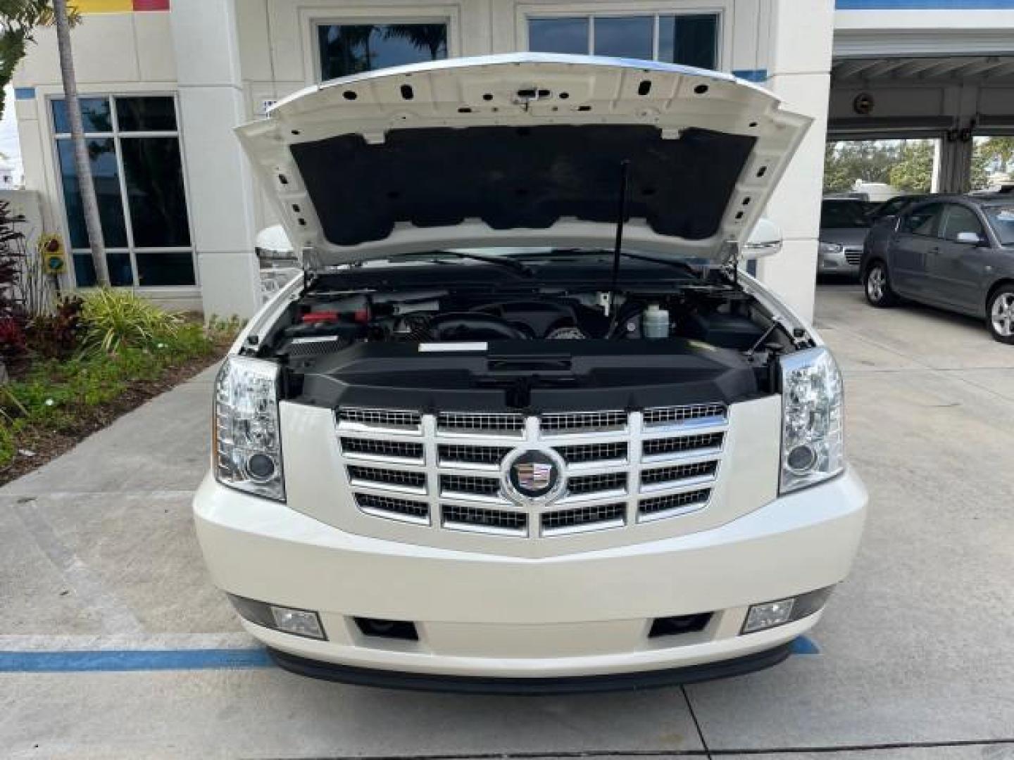 2007 White Diamond Tricoat /Cocoa/Cashmere Cadillac Escalade AWD LOW MILES 61,154 (1GYFK63807R) with an 6.2L Vortec 1000 VVT V8 SFI Engine engine, Automatic transmission, located at 4701 North Dixie Hwy, Pompano Beach, FL, 33064, (954) 422-2889, 26.240938, -80.123474 - OUR WEBPAGE FLORIDACARS1.COM HAS OVER 100 PHOTOS AND FREE CARFAX LINK 2007 CADILLAC ESCALADE ROAD READY 6.2L V8 NO RECALLS VIN: 1GYFK63807R288224 FLORIDA OWNER LOW MILES 61,154 4 DOOR WAGON/SPORT UTILITY ALL WHEEL DRIVE 3 ROW LEATHER SEATS 6.2L V8 F BACK UP CAMERA NAVIGATION DVD GASOLINE POWER LIFTG - Photo#88