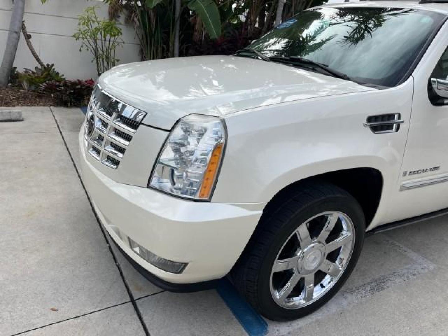 2007 White Diamond Tricoat /Cocoa/Cashmere Cadillac Escalade AWD LOW MILES 61,154 (1GYFK63807R) with an 6.2L Vortec 1000 VVT V8 SFI Engine engine, Automatic transmission, located at 4701 North Dixie Hwy, Pompano Beach, FL, 33064, (954) 422-2889, 26.240938, -80.123474 - OUR WEBPAGE FLORIDACARS1.COM HAS OVER 100 PHOTOS AND FREE CARFAX LINK 2007 CADILLAC ESCALADE ROAD READY 6.2L V8 NO RECALLS VIN: 1GYFK63807R288224 FLORIDA OWNER LOW MILES 61,154 4 DOOR WAGON/SPORT UTILITY ALL WHEEL DRIVE 3 ROW LEATHER SEATS 6.2L V8 F BACK UP CAMERA NAVIGATION DVD GASOLINE POWER LIFTG - Photo#95