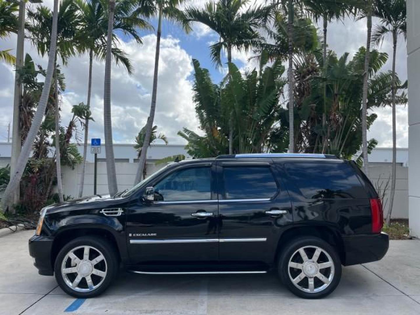 2007 Black Raven /Ebony/Ebony Cadillac Escalade NAV LOW MILES 58,551 (1GYEC63867R) with an 6.2L Vortec 1000 VVT V8 SFI Engine engine, Automatic transmission, located at 4701 North Dixie Hwy, Pompano Beach, FL, 33064, (954) 422-2889, 26.240938, -80.123474 - OUR WEBPAGE FLORIDACARS1.COM HAS OVER 100 PHOTOS AND FREE CARFAX LINK 2007 CADILLAC ESCALADE NEW $61,810 ROAD READY 6.2L V8 VIN: 1GYEC63867R257164 NO ACCIDENTS NO RECALLS 4 DOOR WAGON/SPORT UTILITY LOW MILES 58,551 SUNROOF 6.2L V8 F DUAL AC 3 ROW LEATHER SEATS GASOLINE POWER SEATS BACK UP CAMERA NAV - Photo#4