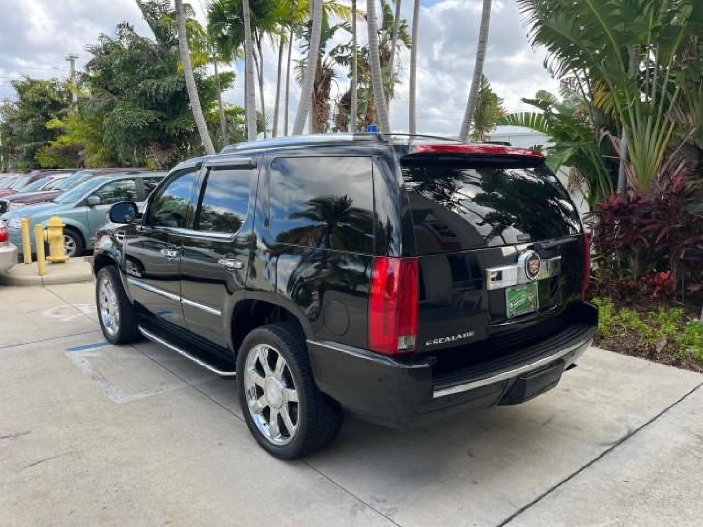 2007 Black Raven /Ebony/Ebony Cadillac Escalade NAV LOW MILES 58,551 (1GYEC63867R) with an 6.2L Vortec 1000 VVT V8 SFI Engine engine, Automatic transmission, located at 4701 North Dixie Hwy, Pompano Beach, FL, 33064, (954) 422-2889, 26.240938, -80.123474 - OUR WEBPAGE FLORIDACARS1.COM HAS OVER 100 PHOTOS AND FREE CARFAX LINK 2007 CADILLAC ESCALADE NEW $61,810 ROAD READY 6.2L V8 VIN: 1GYEC63867R257164 NO ACCIDENTS NO RECALLS 4 DOOR WAGON/SPORT UTILITY LOW MILES 58,551 SUNROOF 6.2L V8 F DUAL AC 3 ROW LEATHER SEATS GASOLINE POWER SEATS BACK UP CAMERA NAV - Photo#5