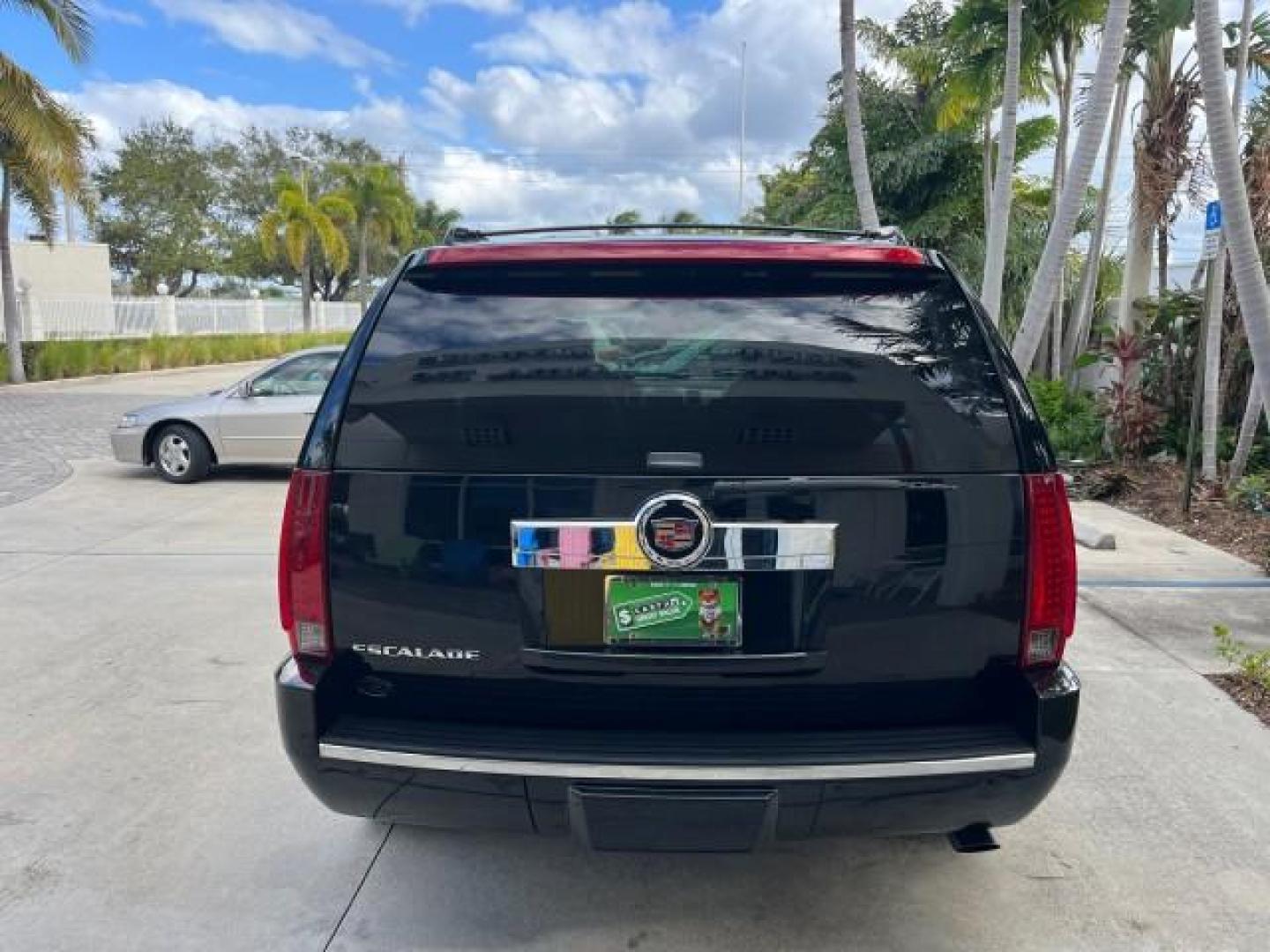 2007 Black Raven /Ebony/Ebony Cadillac Escalade NAV LOW MILES 58,551 (1GYEC63867R) with an 6.2L Vortec 1000 VVT V8 SFI Engine engine, Automatic transmission, located at 4701 North Dixie Hwy, Pompano Beach, FL, 33064, (954) 422-2889, 26.240938, -80.123474 - OUR WEBPAGE FLORIDACARS1.COM HAS OVER 100 PHOTOS AND FREE CARFAX LINK 2007 CADILLAC ESCALADE NEW $61,810 ROAD READY 6.2L V8 VIN: 1GYEC63867R257164 NO ACCIDENTS NO RECALLS 4 DOOR WAGON/SPORT UTILITY LOW MILES 58,551 SUNROOF 6.2L V8 F DUAL AC 3 ROW LEATHER SEATS GASOLINE POWER SEATS BACK UP CAMERA NAV - Photo#6